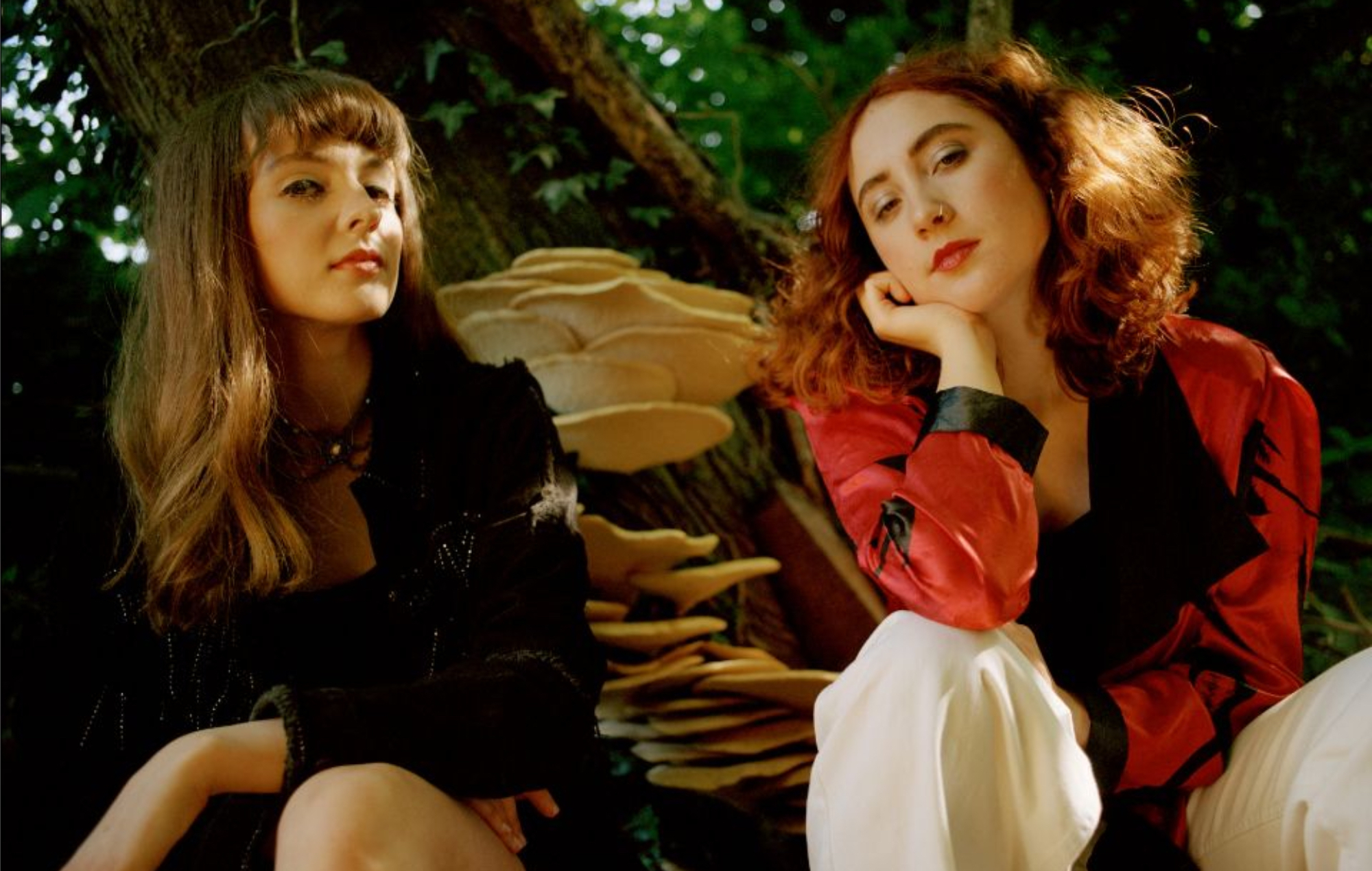Let's Eat Grandma anuncia una gira por el Reino Unido y comparte su nuevo tema "Levitation".