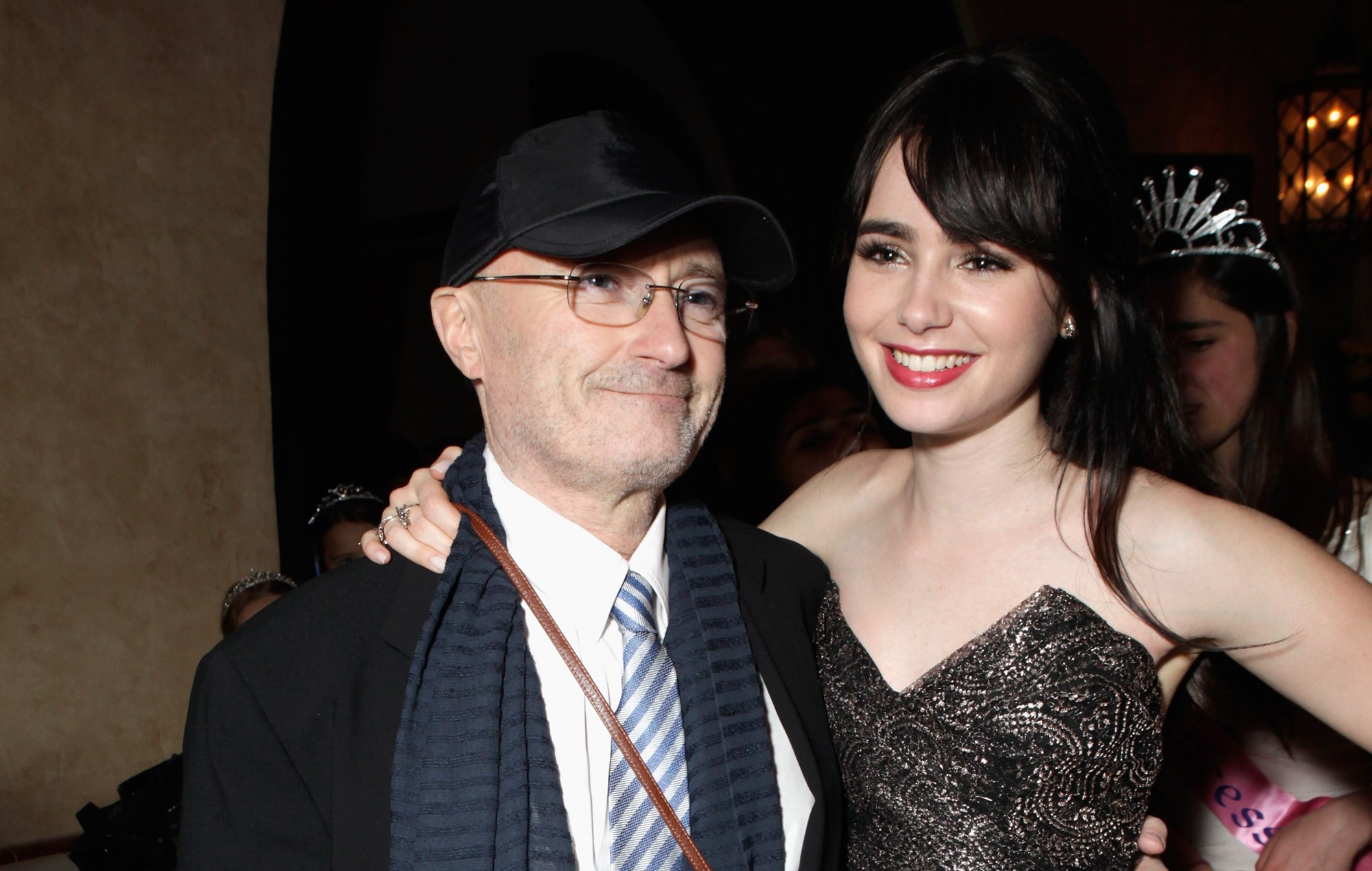 Lily Collins rinde homenaje a su padre Phil Collins tras su última actuación en Genesis