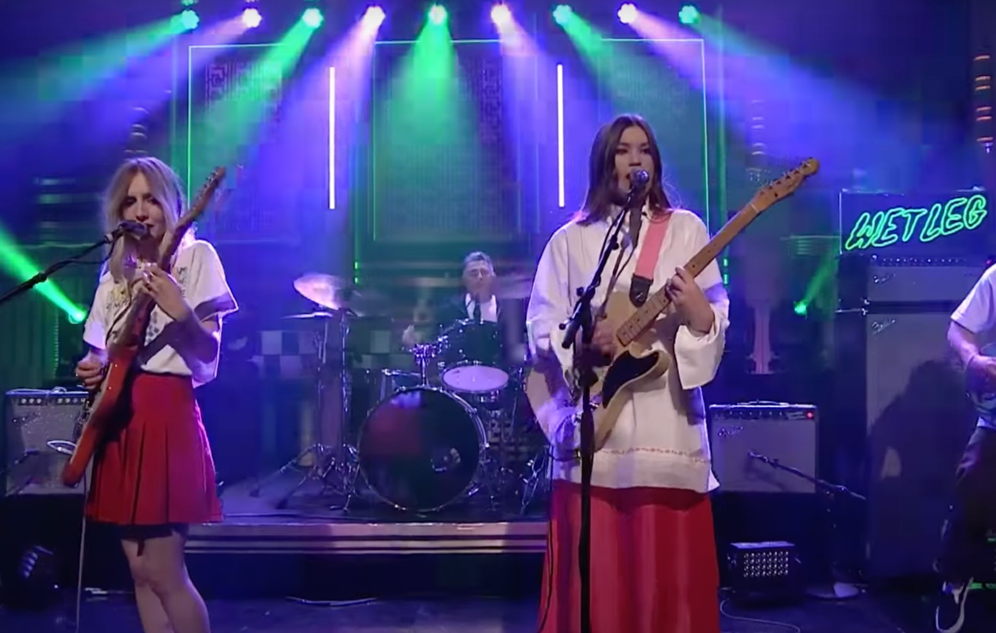 Mira cómo Wet Leg interpreta dos temas en 'The Tonight Show'