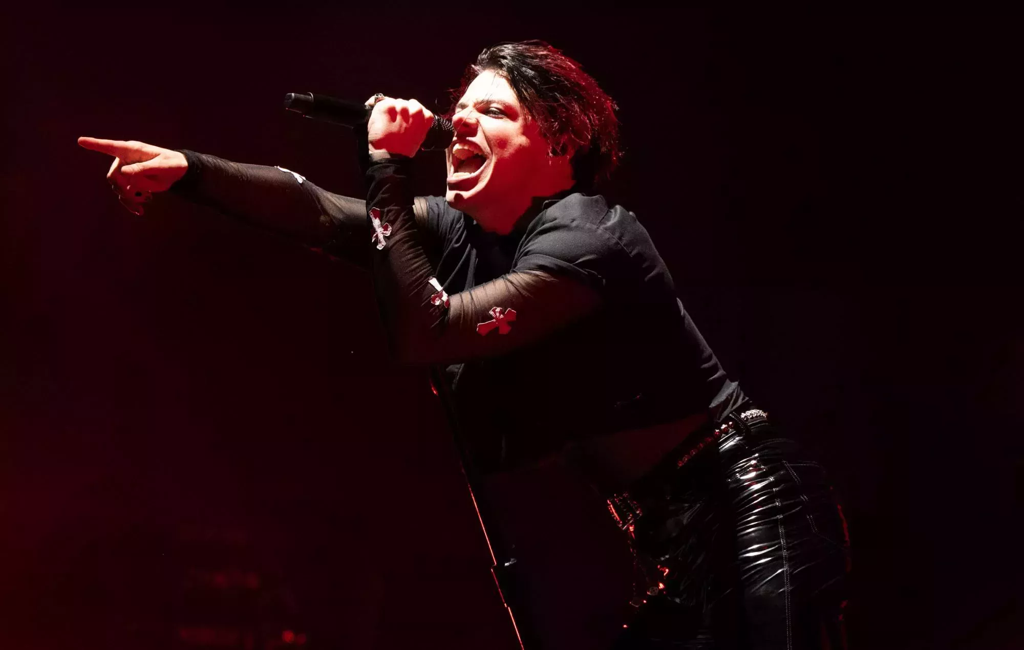 Mira cómo Yungblud besa a James Corden durante la actuación de 'The Funeral' en 'The Late Late Show'