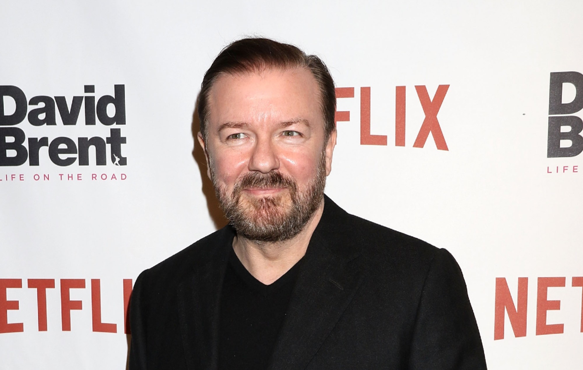 Ricky Gervais es llamado "hipócrita" por los fabricantes de bolsas de regalo de los Oscars tras su despotricar en un tuit