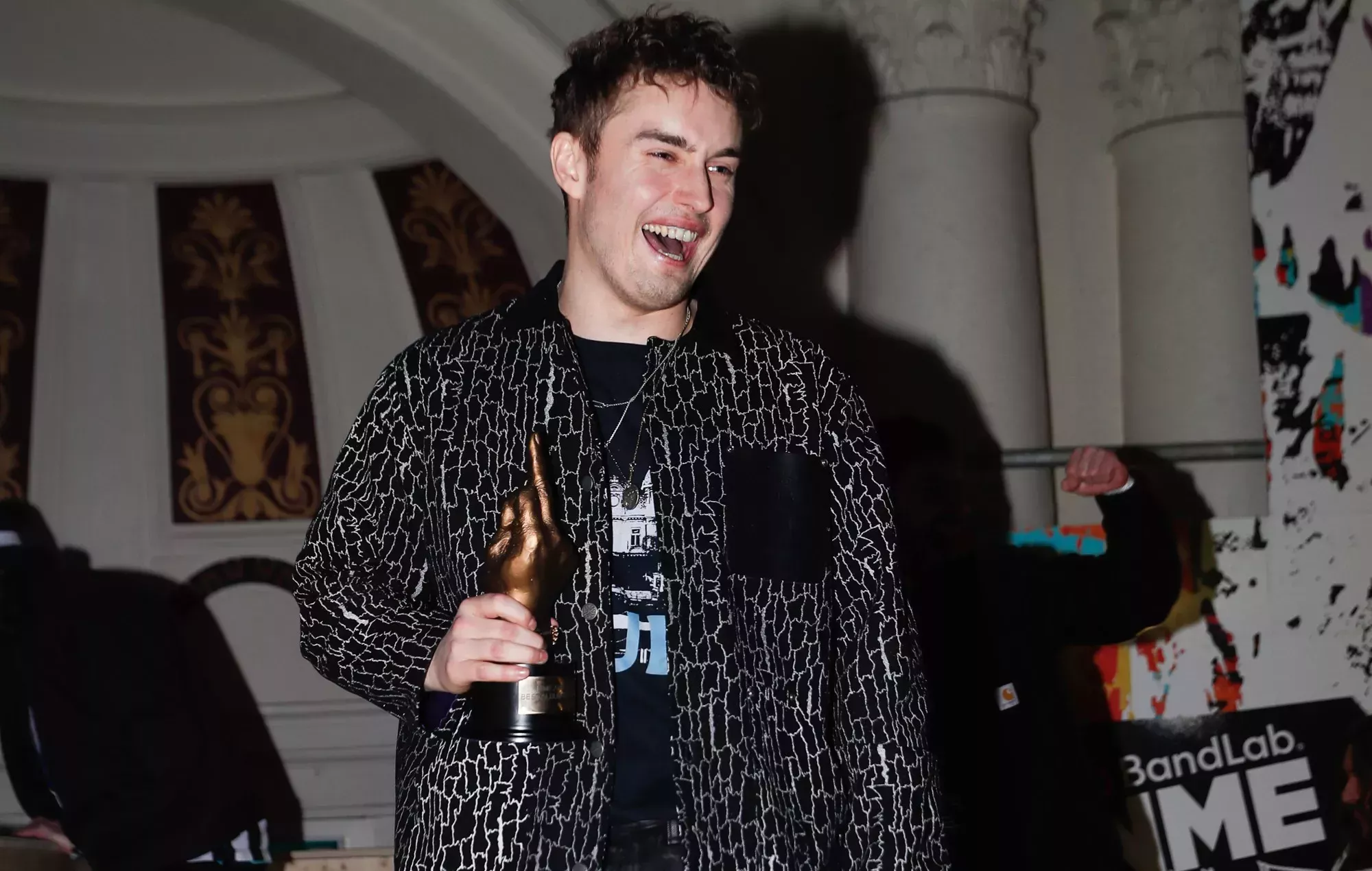 Sam Fender dice a los matones de la escuela que le piden que toque sus bodas que 