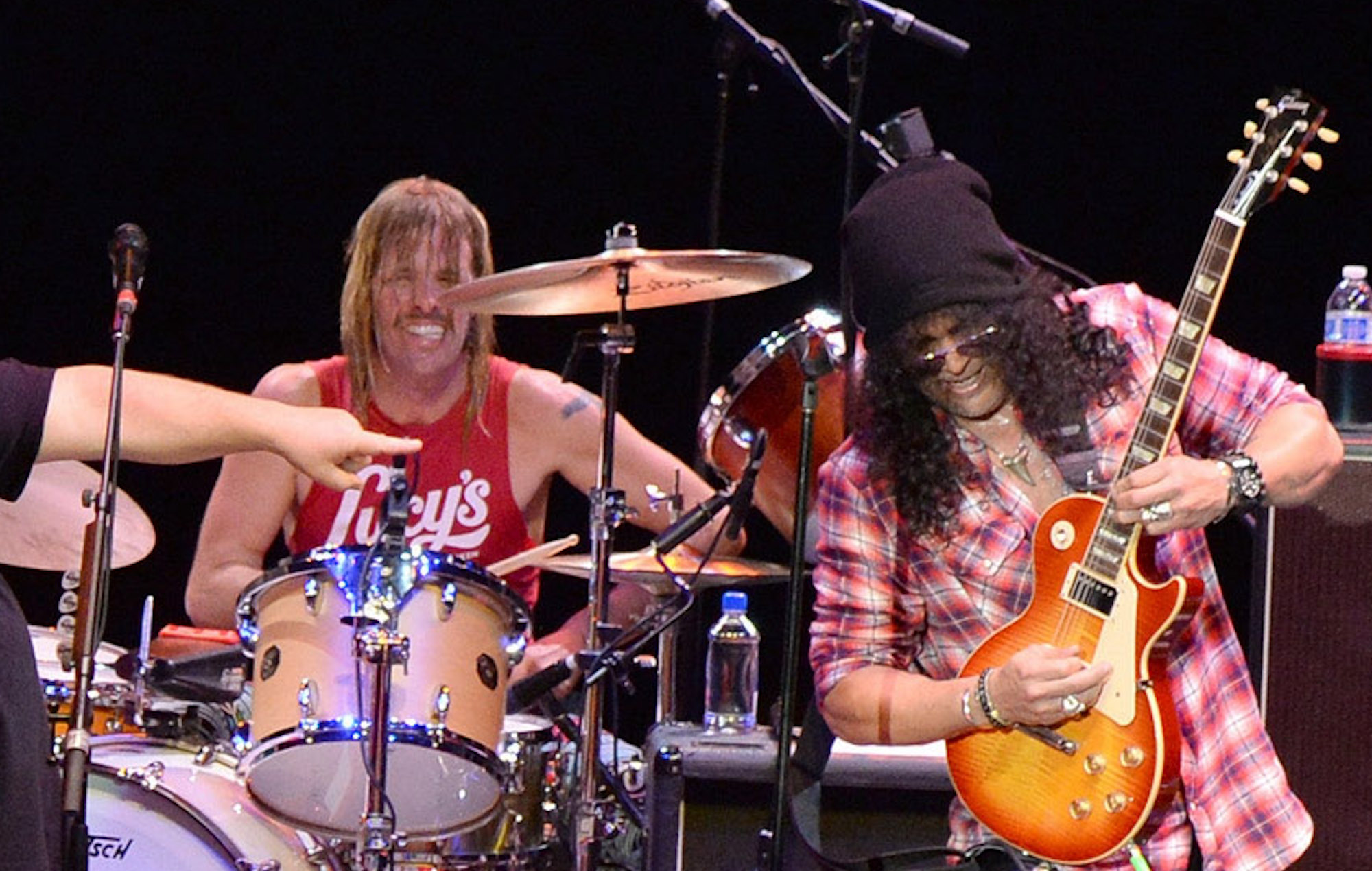 Slash rinde homenaje a su "gran amigo" Taylor Hawkins en un concierto en Orlando