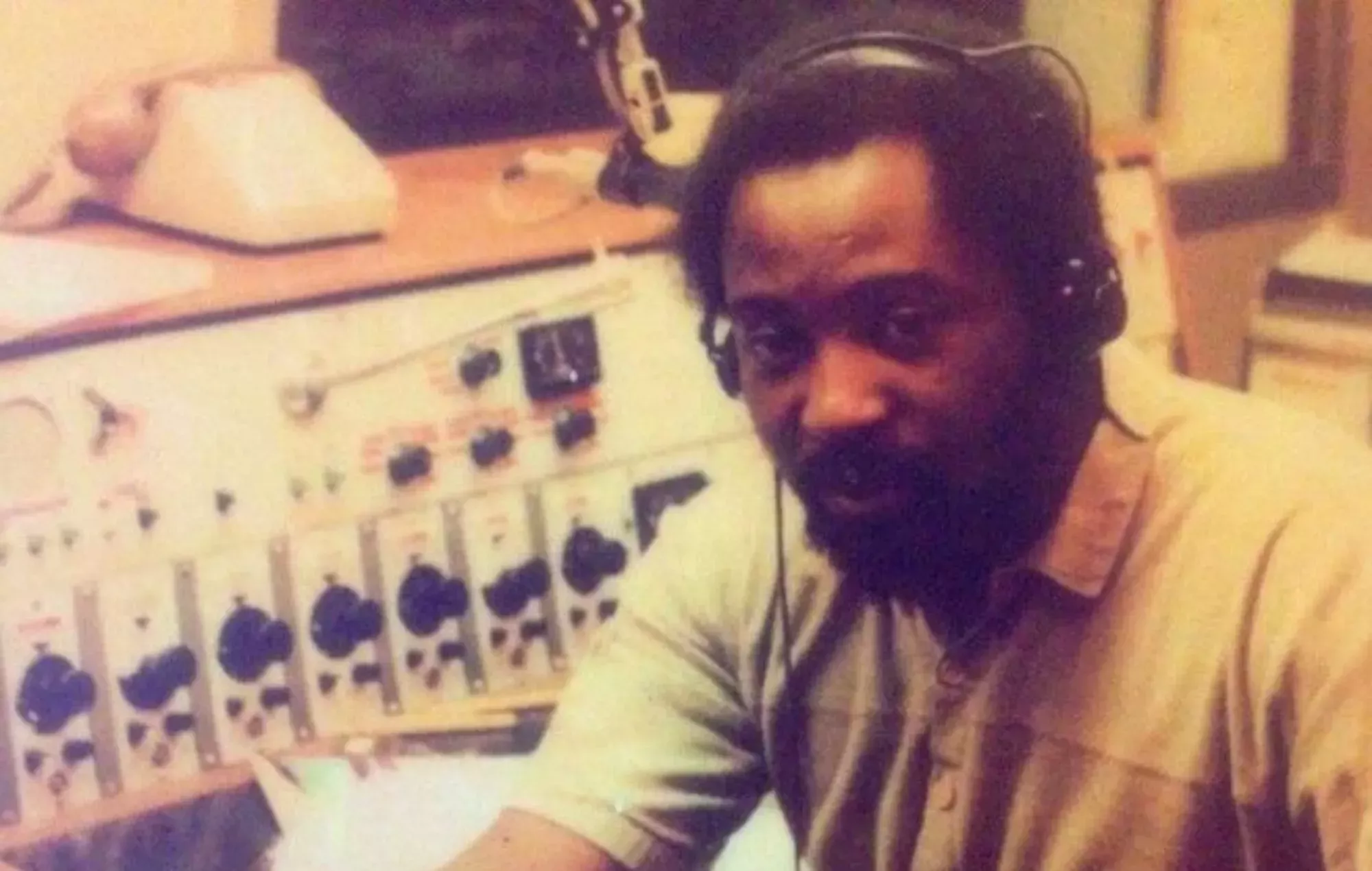 Superfly, DJ pionero de Bristol, muere a los 69 años