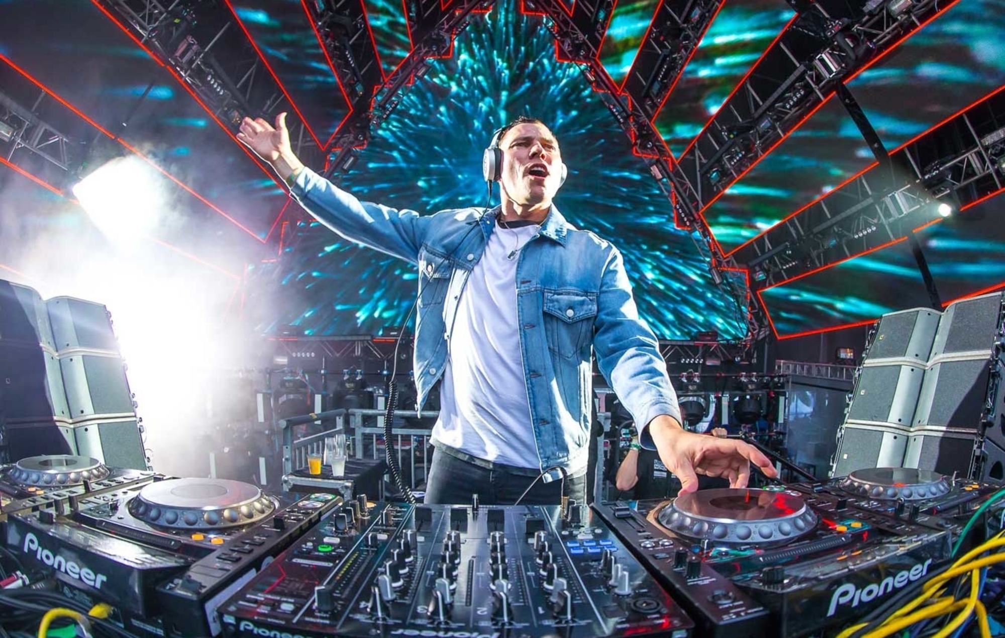 Tiësto dice que su nuevo disco debería llegar "en verano"