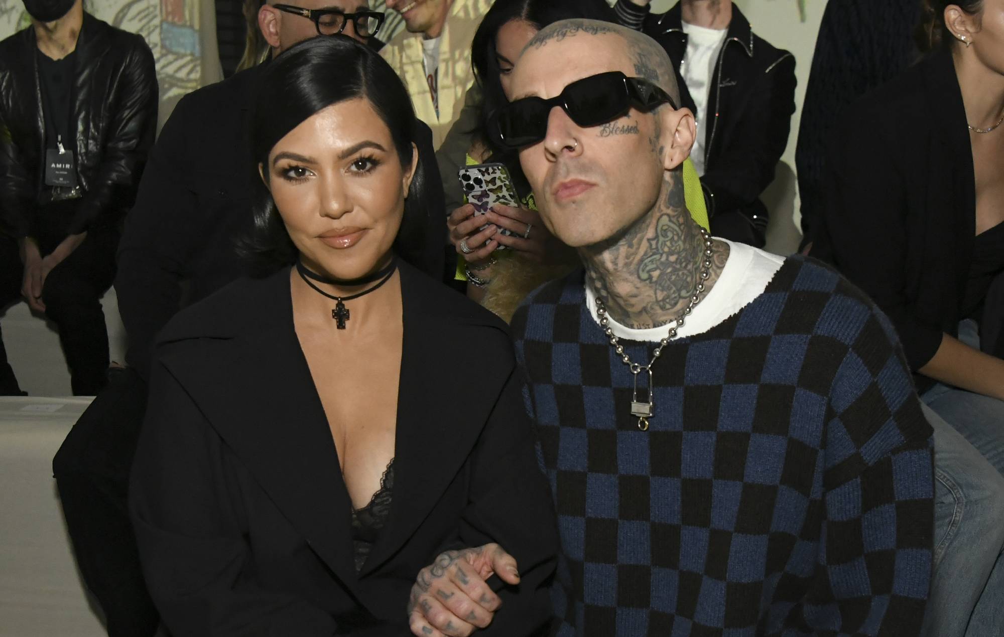 Travis Barker califica el revuelo por Kourtney Kardashian con una camiseta de Cannibal Corpse como "la mierda más estúpida"