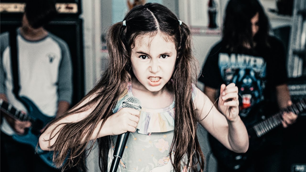 Un niño de ocho años se hace pasar por Jonathan Davis de Korn en la portada de 'Freak On A Leash'