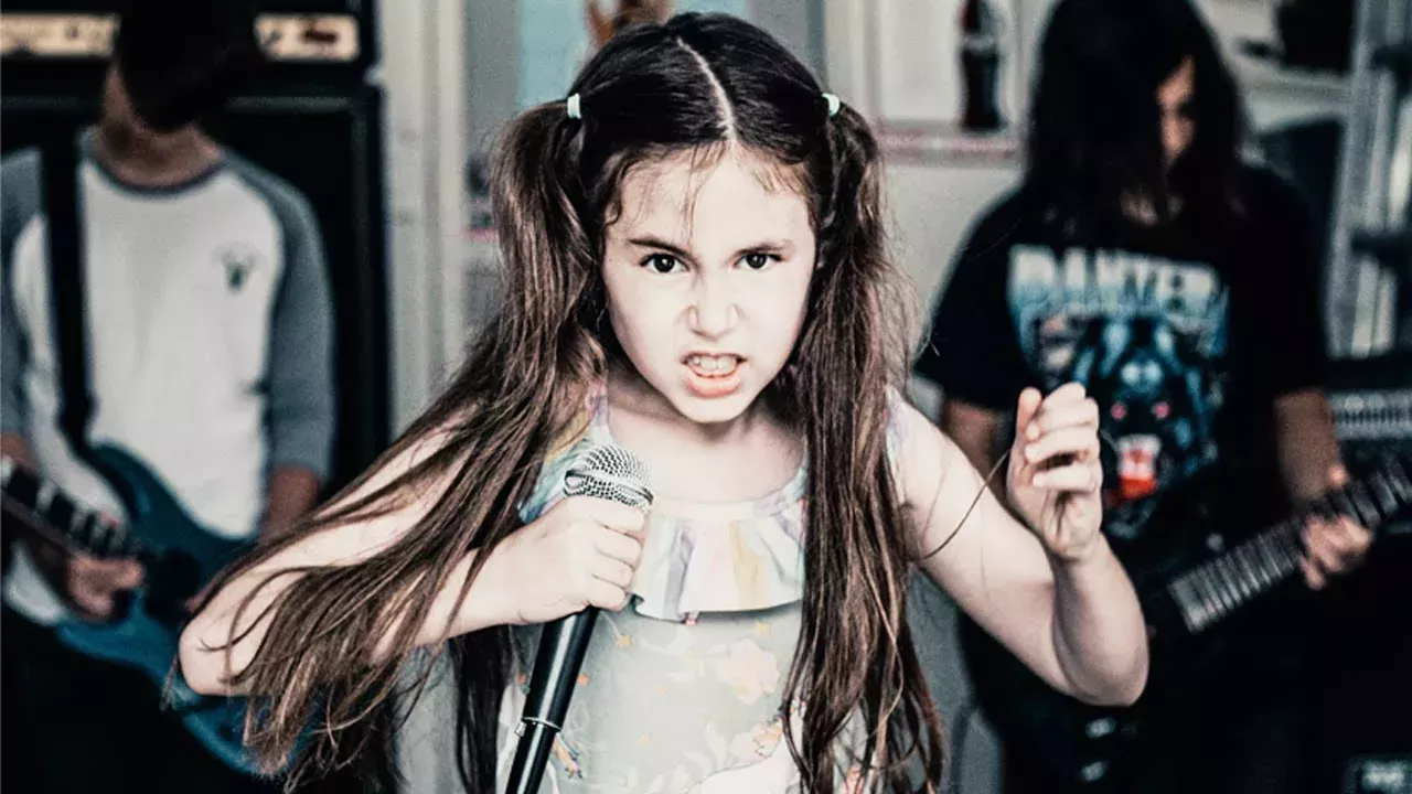 Un niño de ocho años se hace pasar por Jonathan Davis de Korn en la portada de 'Freak On A Leash'