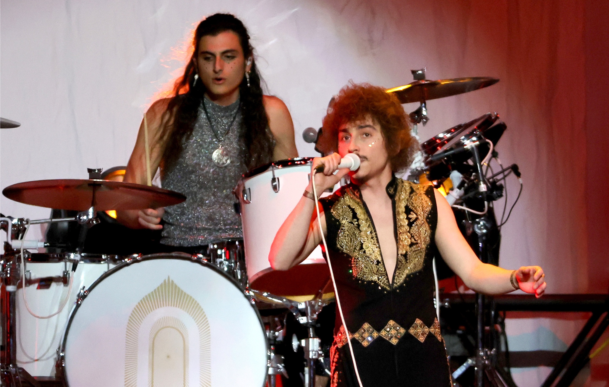 Vea cómo Greta Van Fleet inicia su gira "Dreams In Gold" de 2022