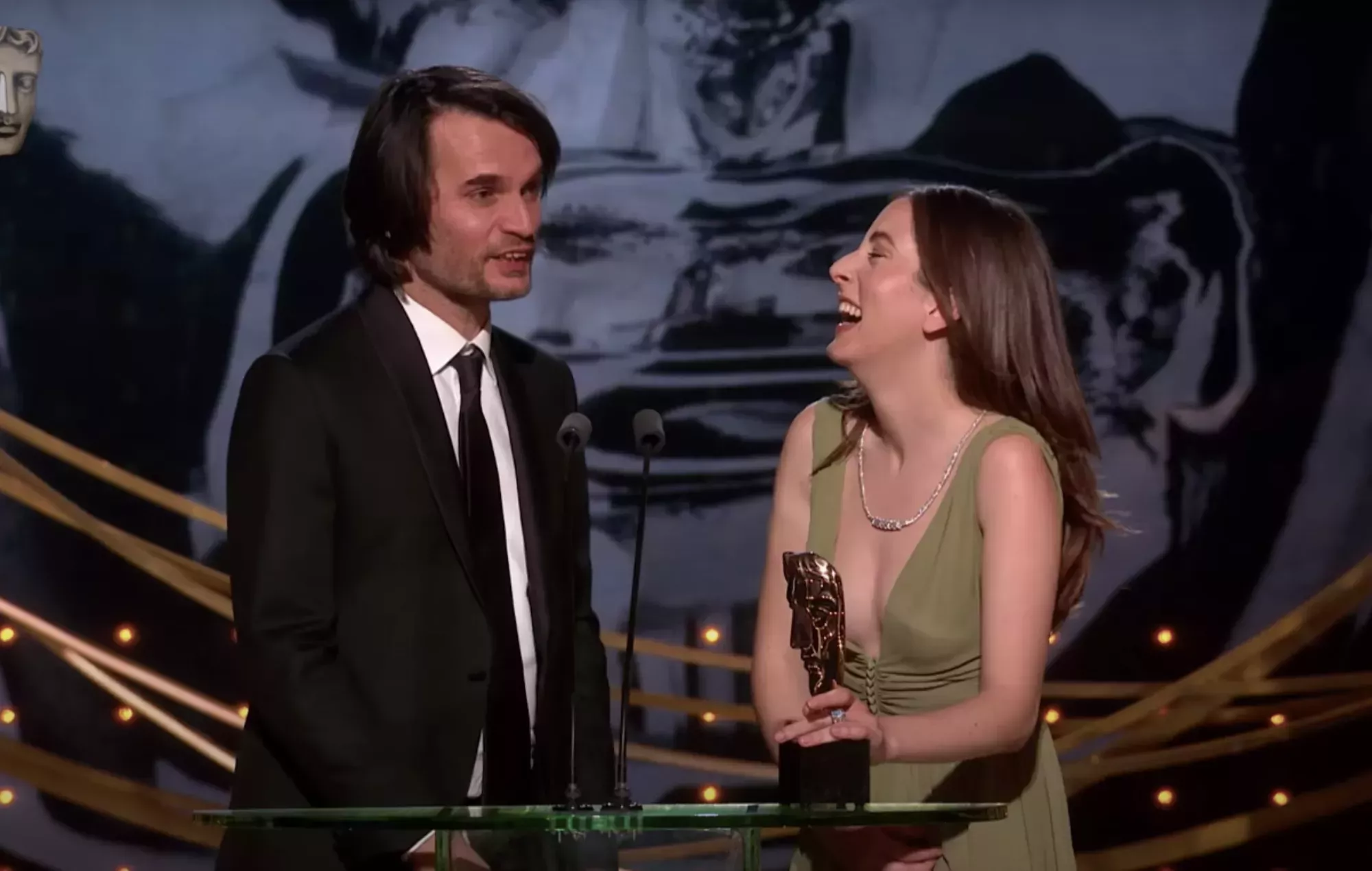 Vea cómo Jonny Greenwood y Alana Haim aceptan el BAFTA de Paul Thomas Anderson