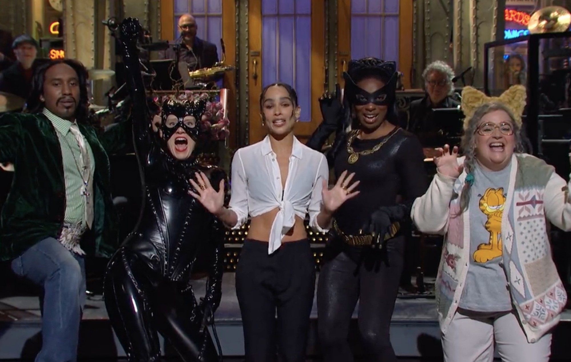 Zoë Kravitz conoce a las 'estrellas' de Catwoman en el sketch viral de 'SNL'