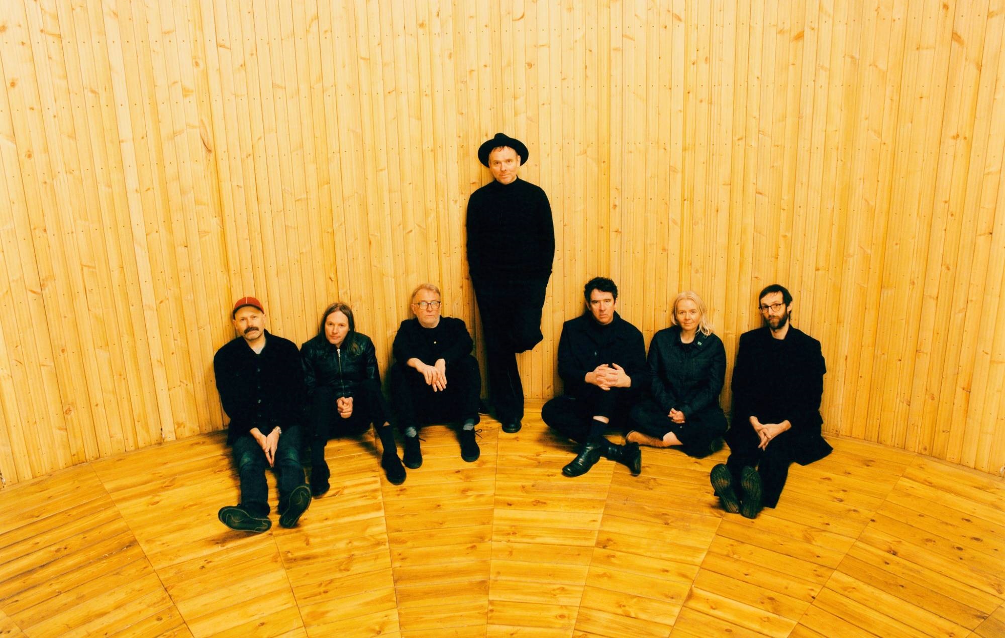 Belle And Sebastian comparte su nuevo single 'Young And Stupid' con un mensaje de Jon Hamm