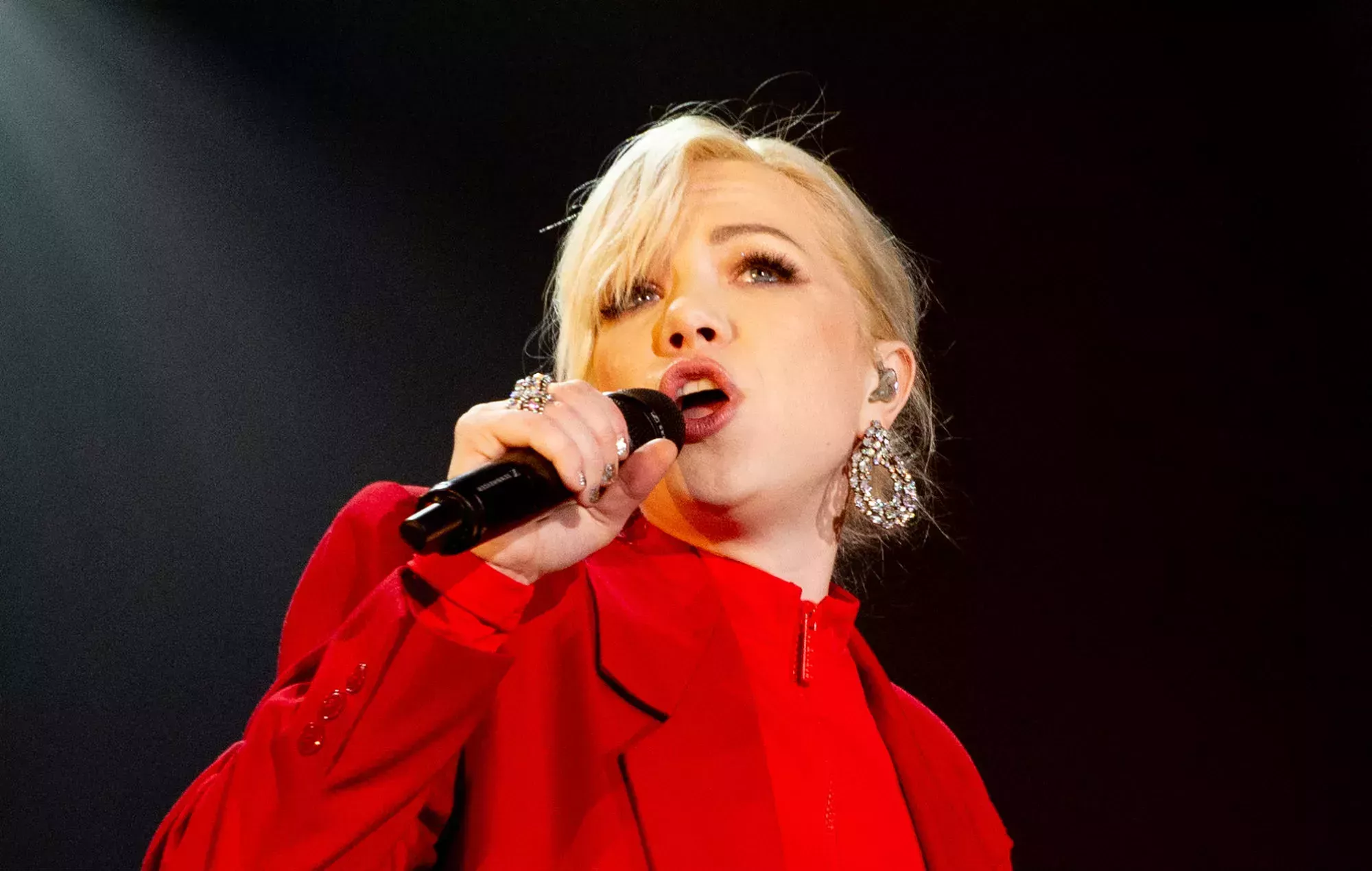 Carly Rae Jepsen se burla de su nueva música con el cartel 