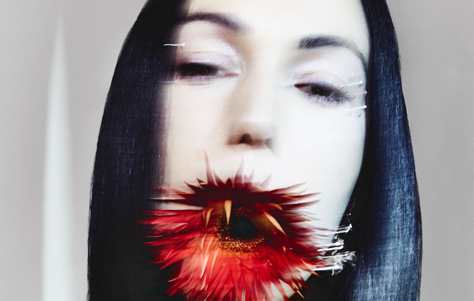 Escucha el inquietante nuevo single de Kelly Lee Owens, 'One'