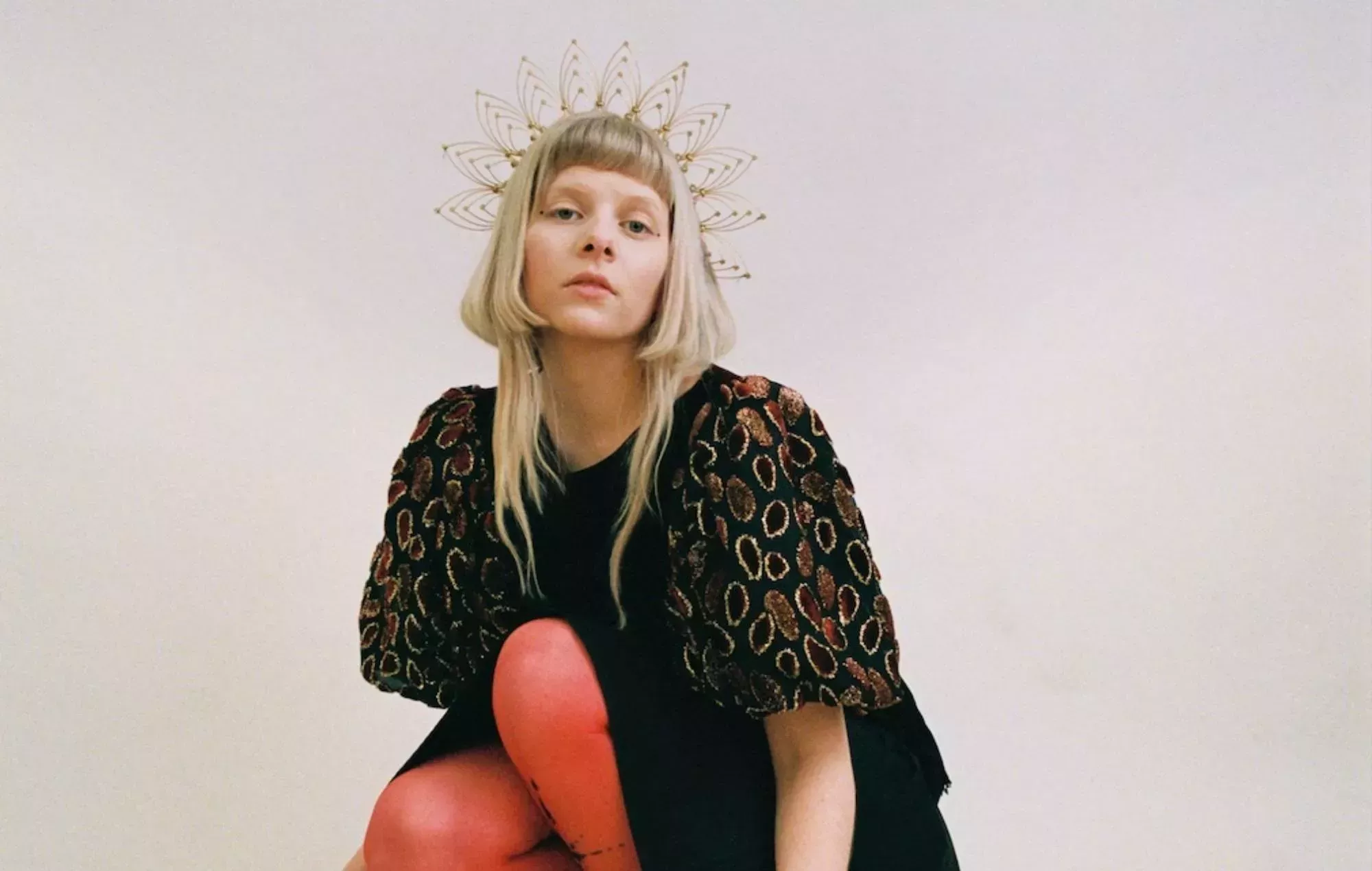 Escucha el nuevo y contundente single de AURORA, 