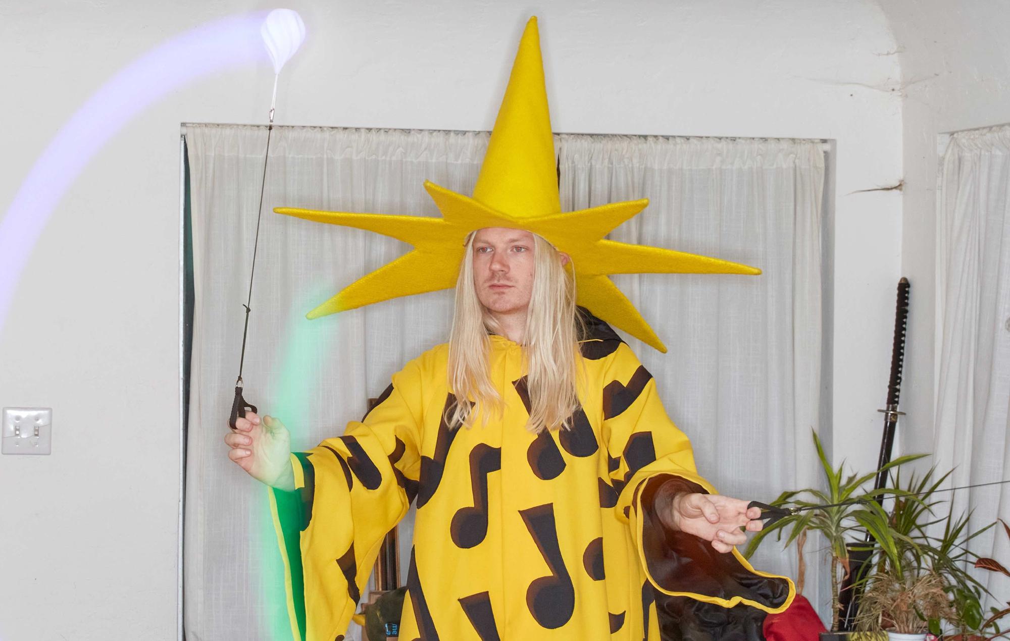 Escucha el nuevo y frenético single de 100 Gecs "Doritos And Fritos