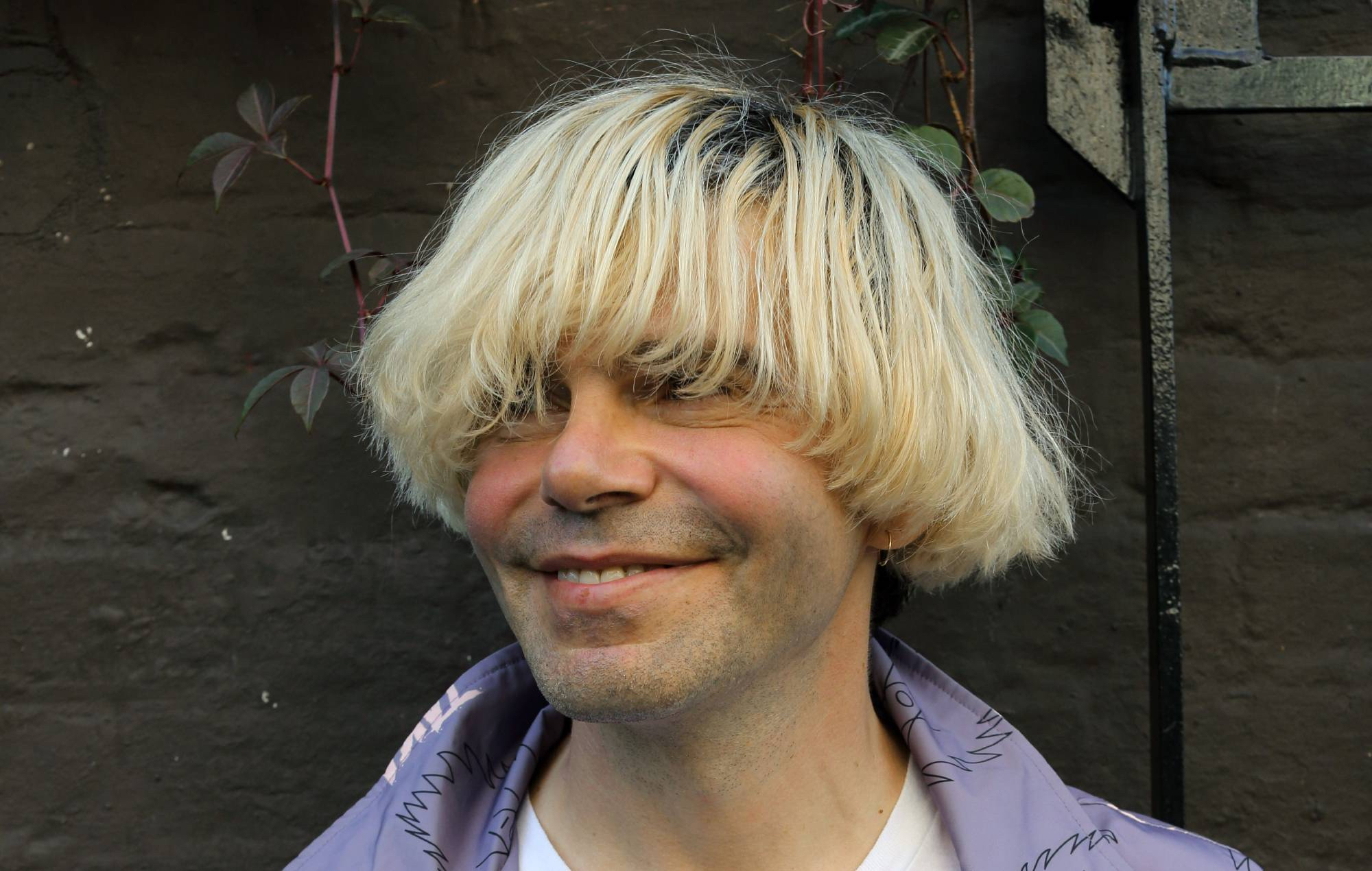 Escucha el nuevo y soleado single de Tim Burgess "Here Comes The Weekend".