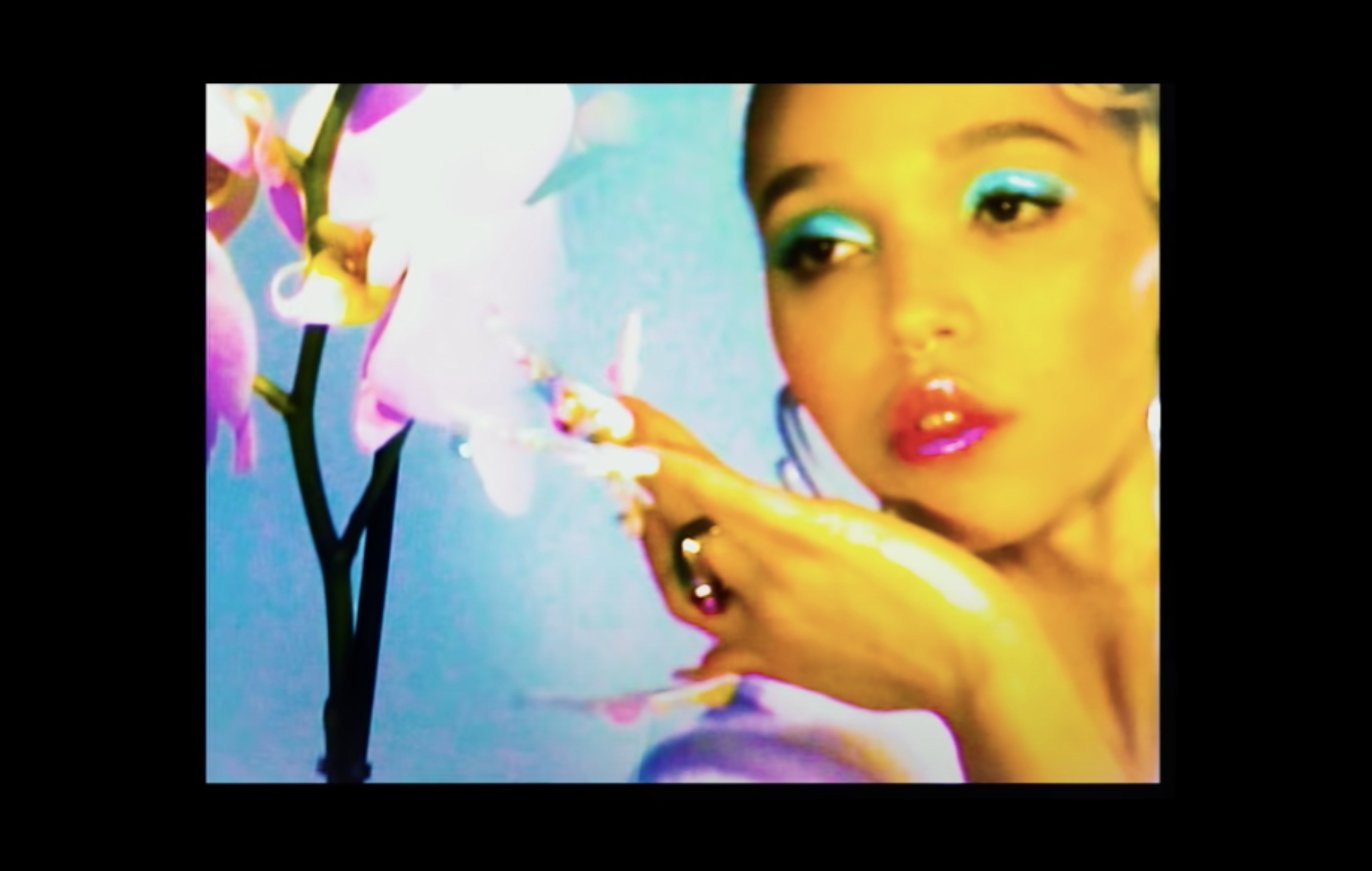 FKA Twigs va al salón de uñas en el vídeo de "Oh My Love" de la vieja escuela