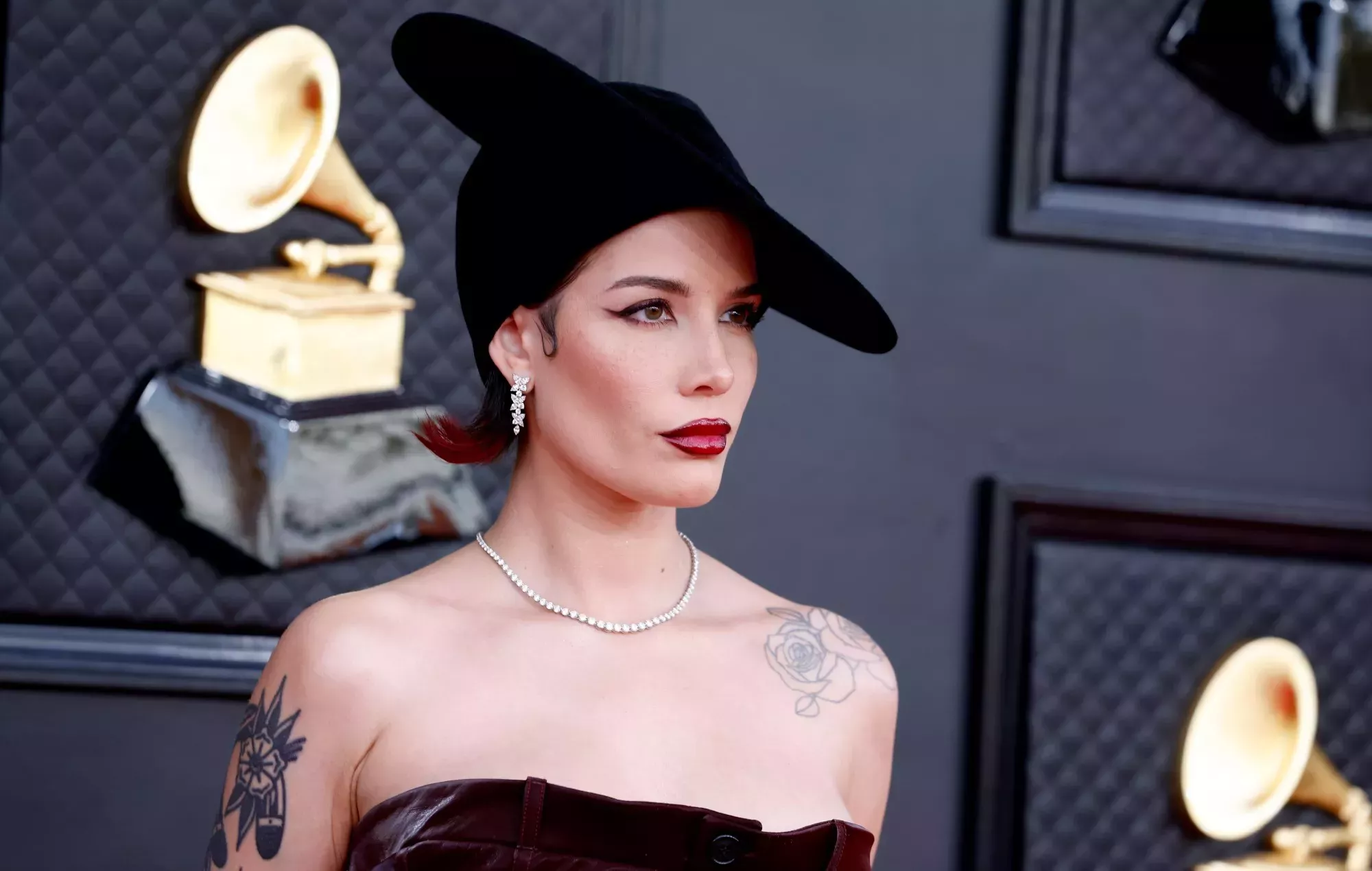 Halsey asistió a los Grammys 2022 unos días después de operarse