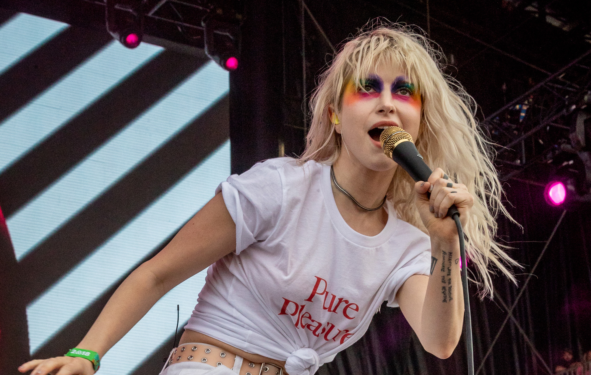 Hayley Williams dice que el resurgimiento de los años 00 se debe a que "hay mucha frustración en el aire"