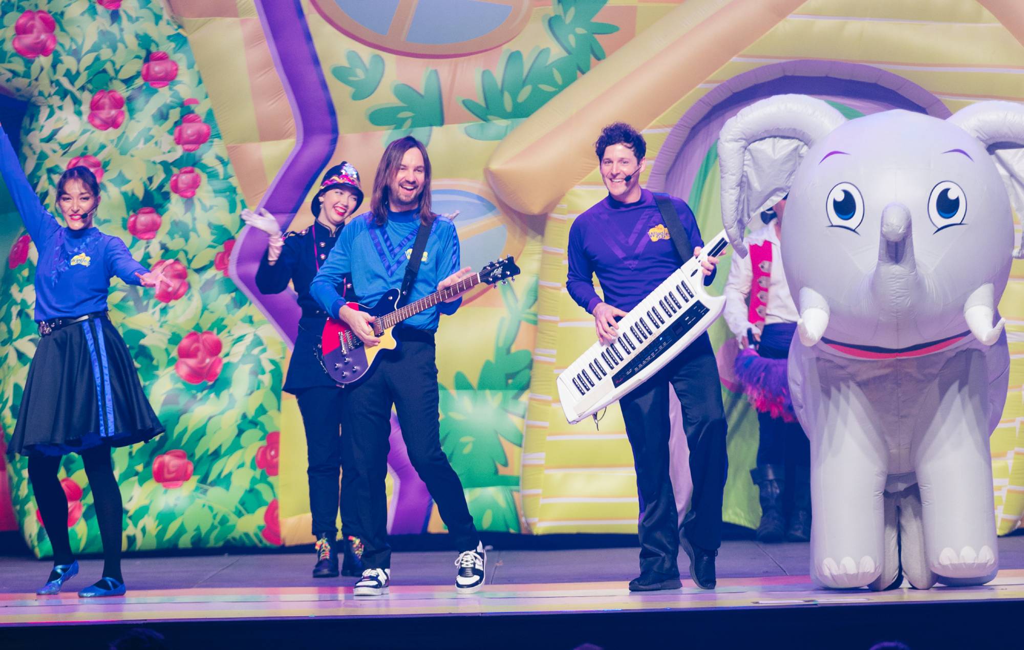 Kevin Parker de Tame Impala se une a los Wiggles en el escenario para interpretar 'Elephant' y 'Hot Potato'