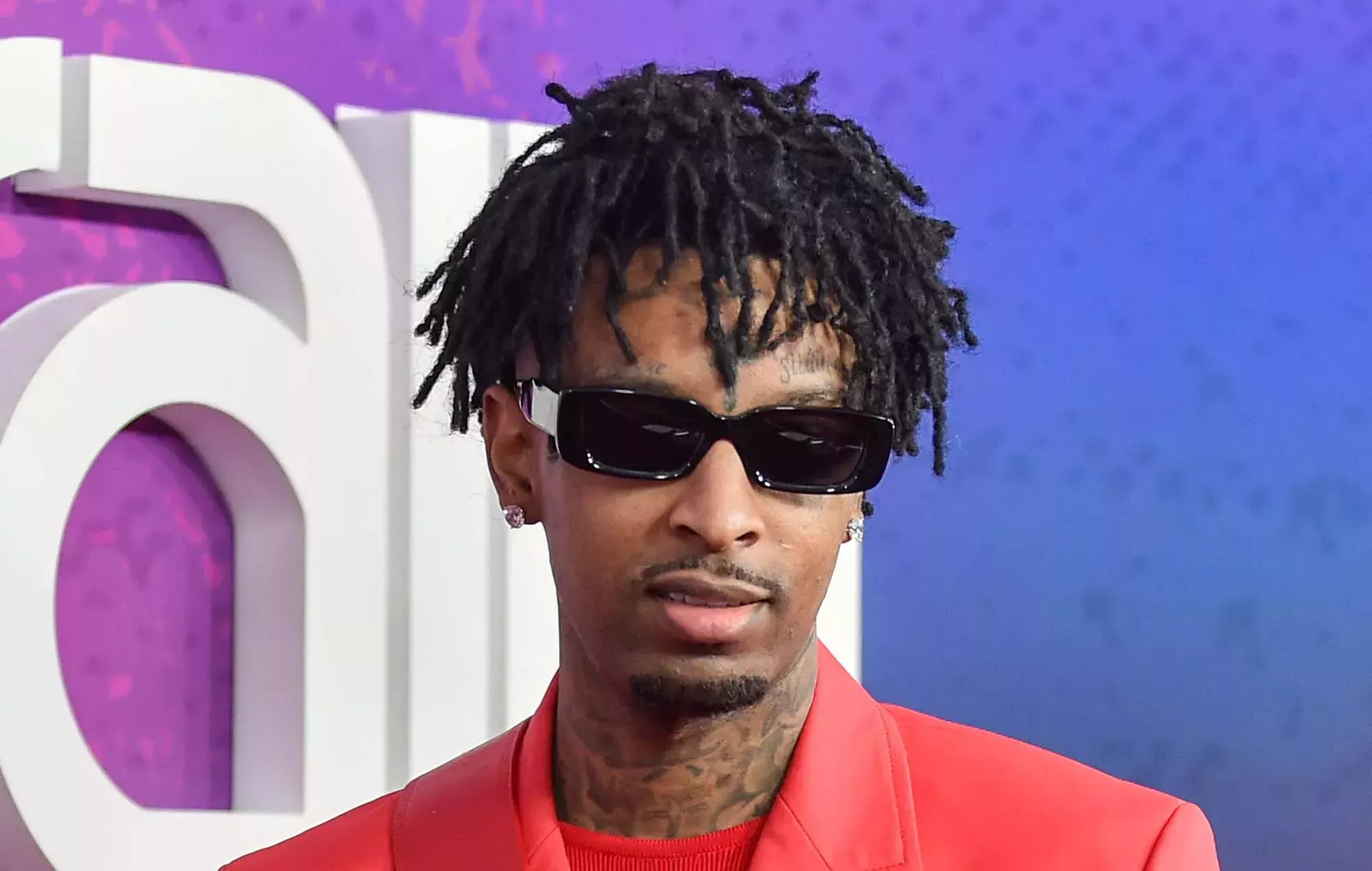 La batalla legal de 21 Savage sobre su estatus migratorio se retrasa debido a un caso penal pendiente