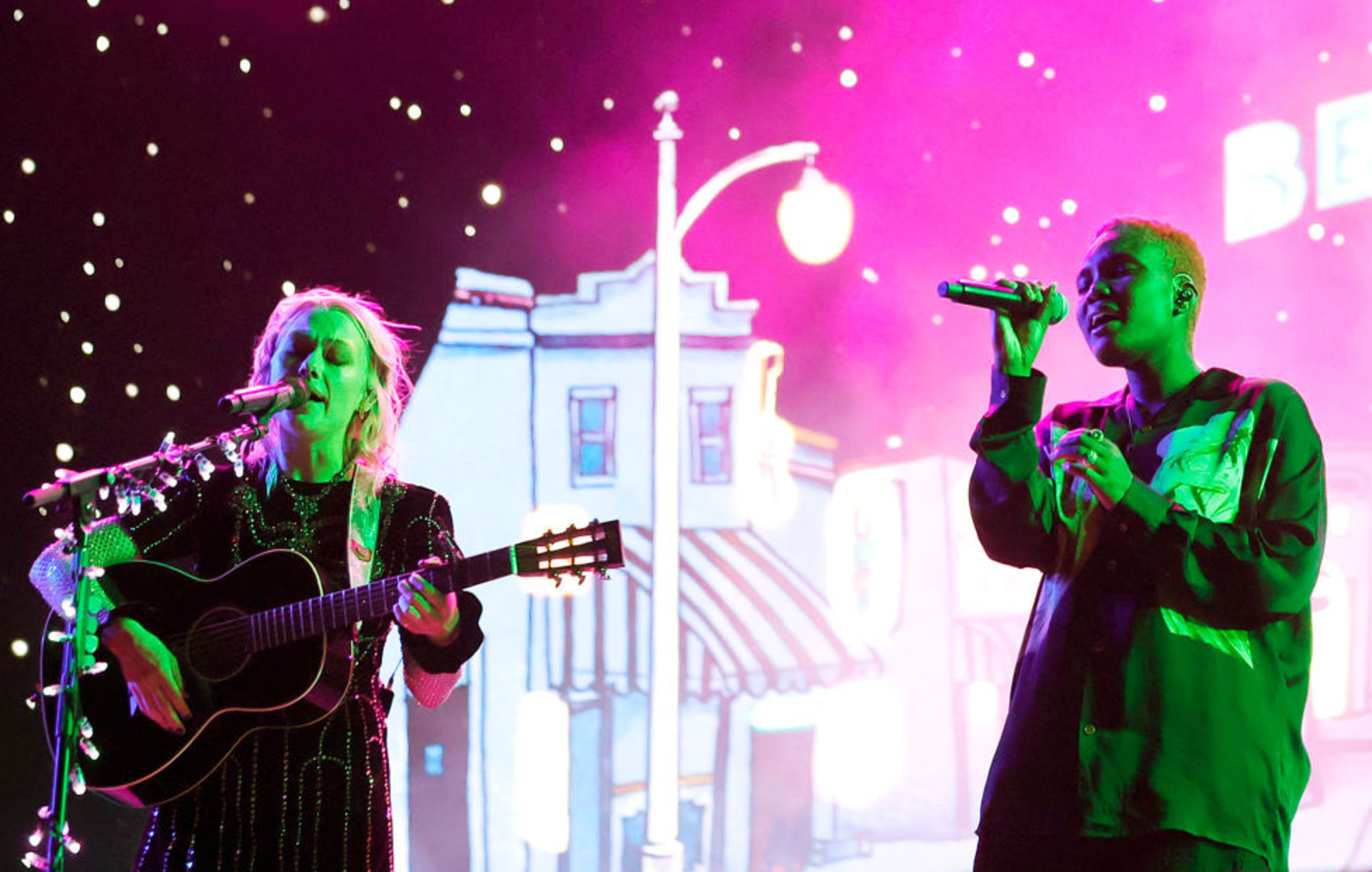 Mira cómo Arlo Parks se une a Phoebe Bridgers para un par de canciones en Coachella