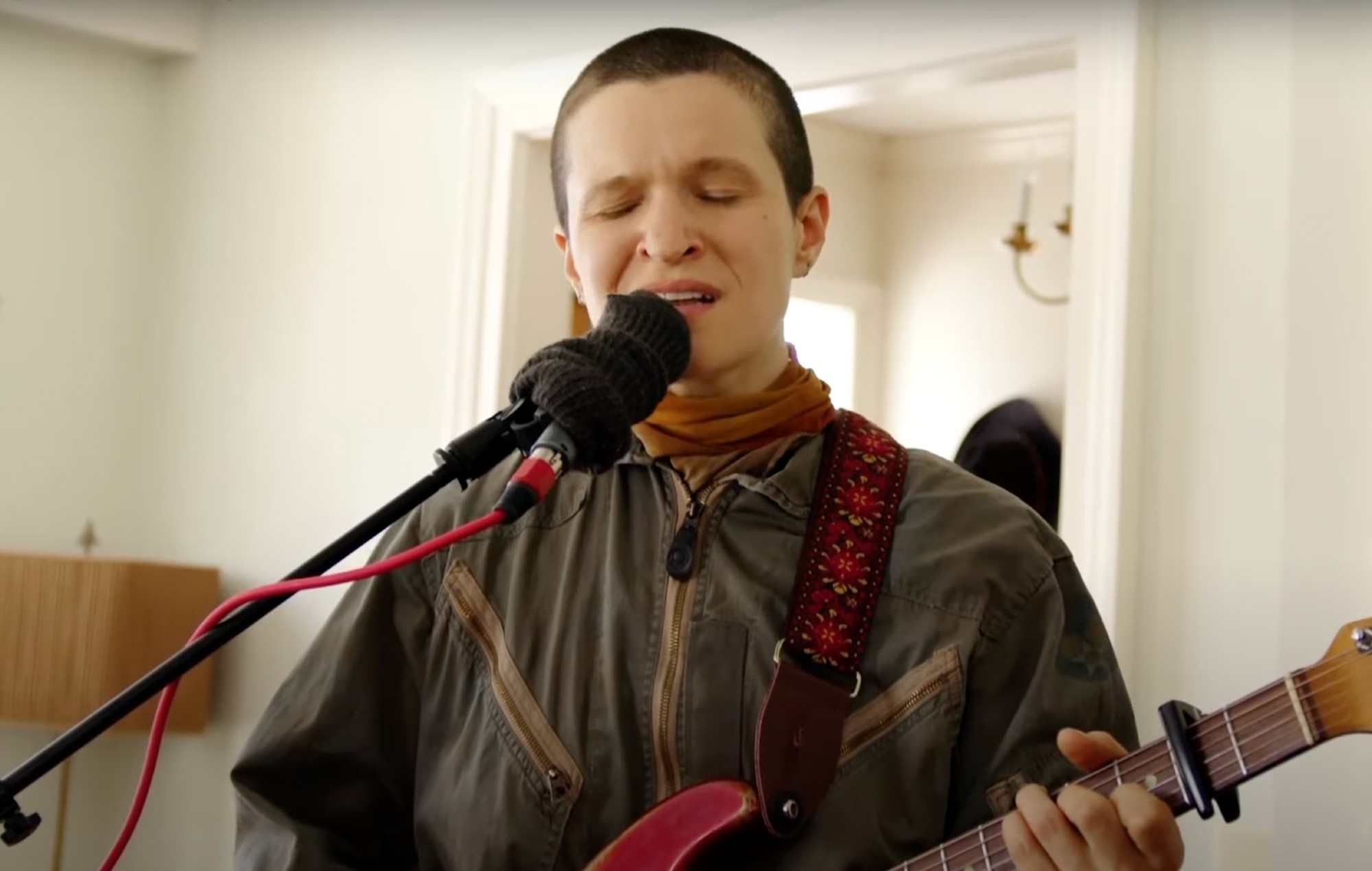 Mira cómo Big Thief interpreta 'Certainty' en 'The Late Late Show'