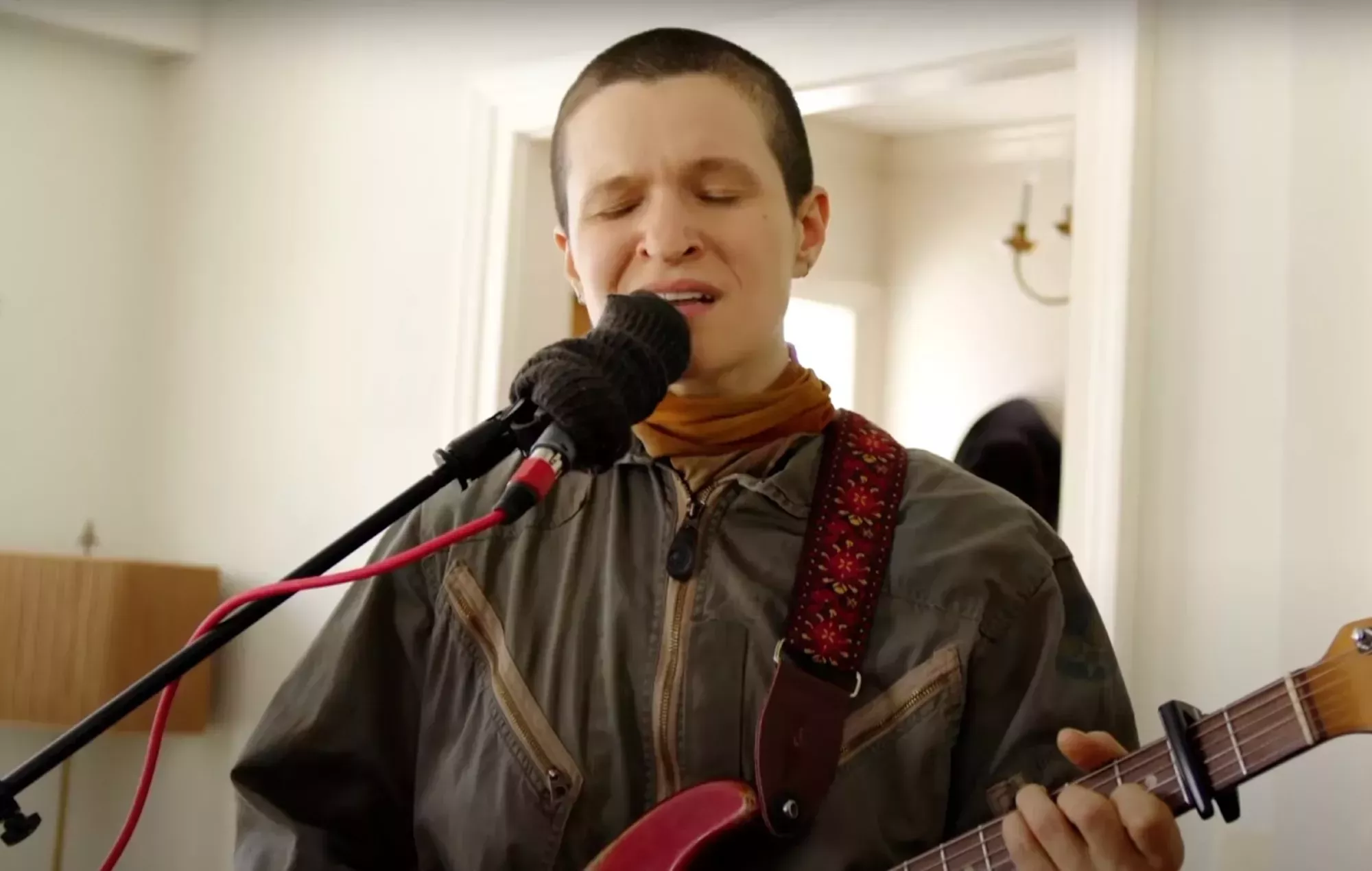 Mira cómo Big Thief interpreta 'Certainty' en 'The Late Late Show'