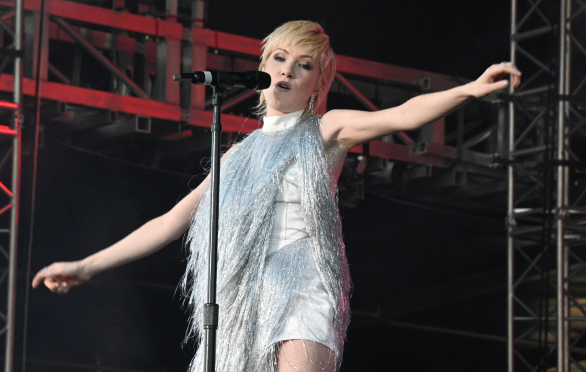 Mira cómo Carly Rae Jepsen estrena su nueva canción 'Western Wind' en Coachella