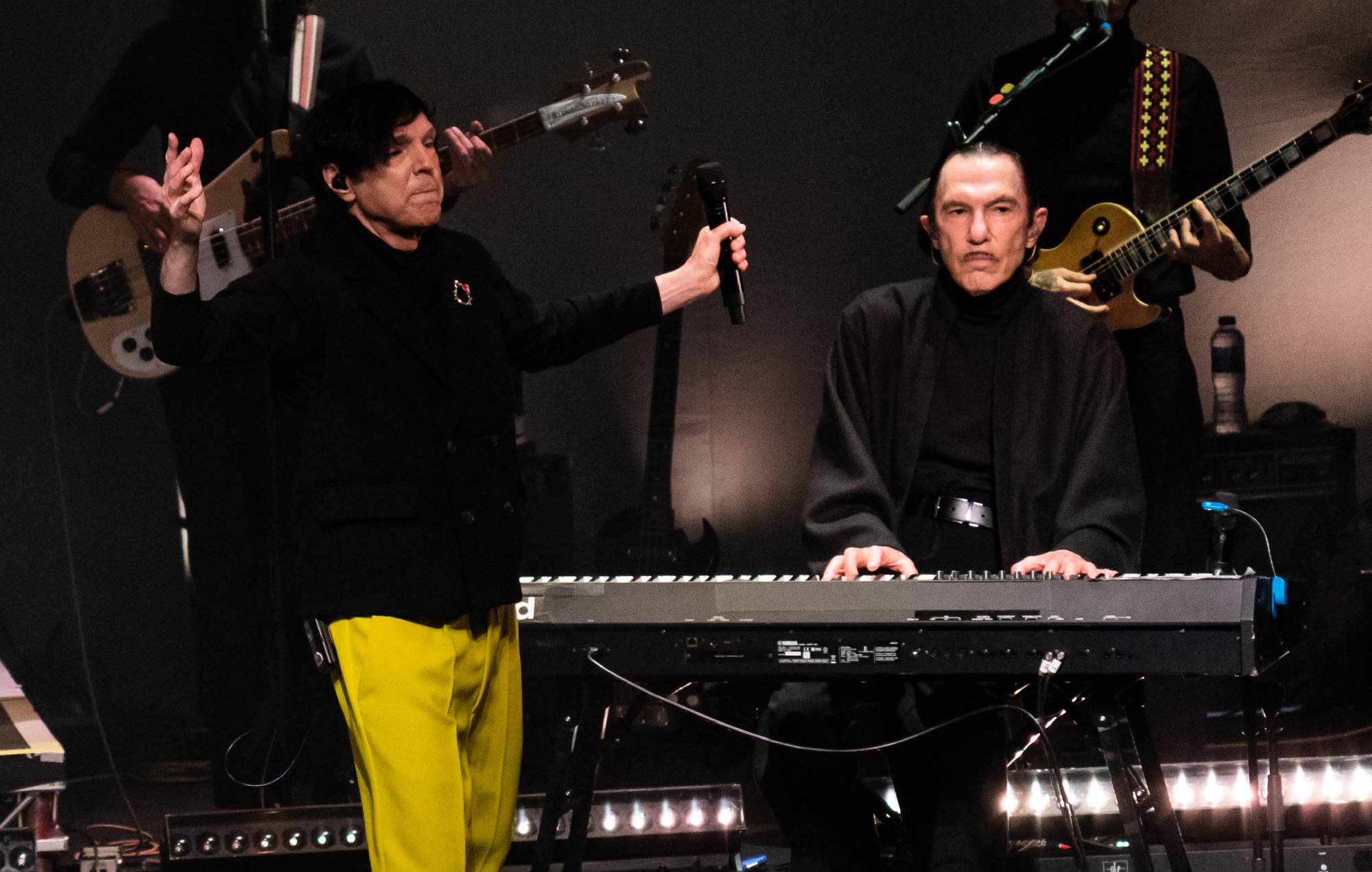 Mira cómo Sparks toca "This Town Ain't Big Enough For The Both Of Us" en la Gare du Nord de París