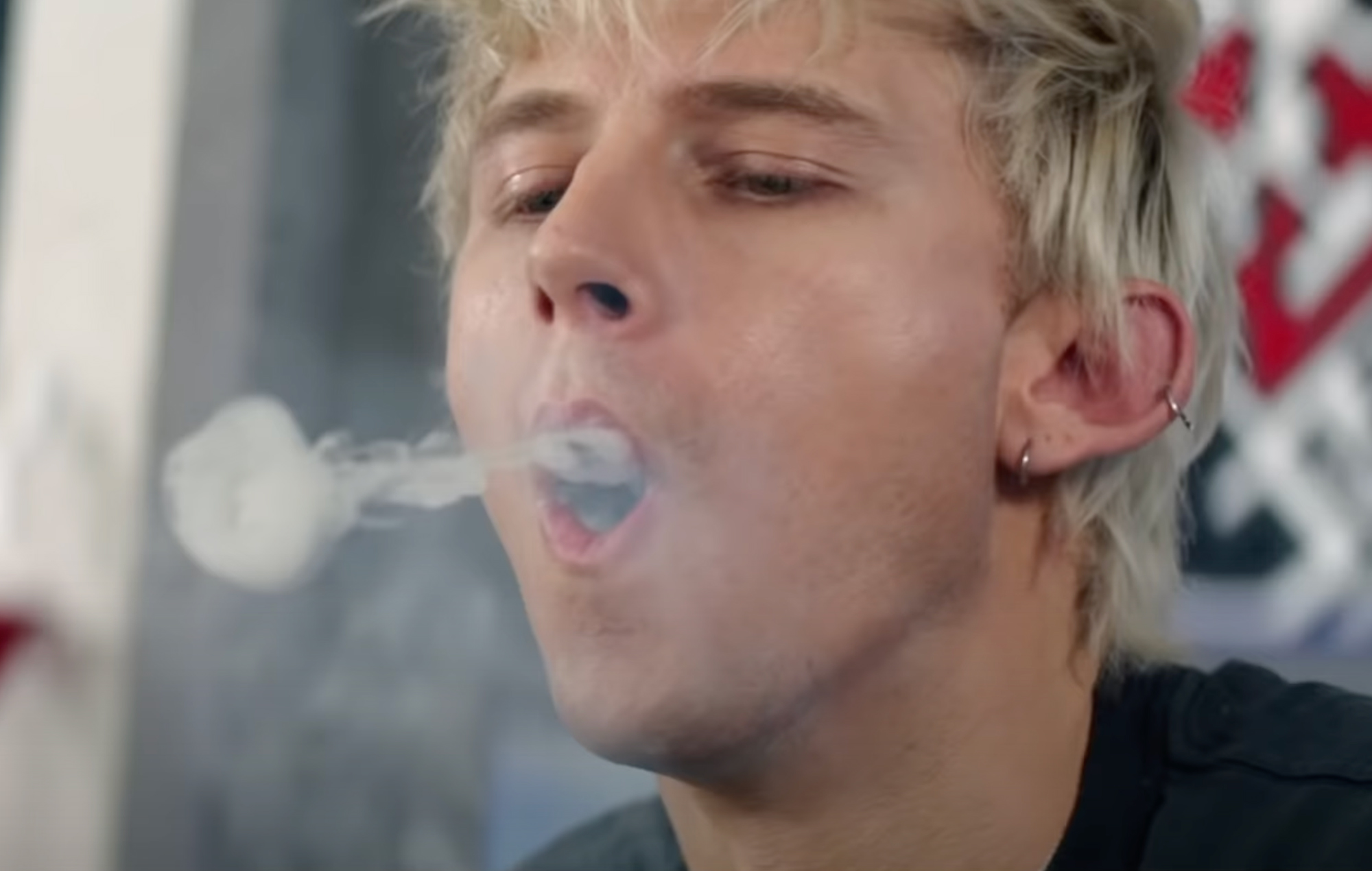 Mira el tráiler del debut como director de Machine Gun Kelly, 'Good Mourning'