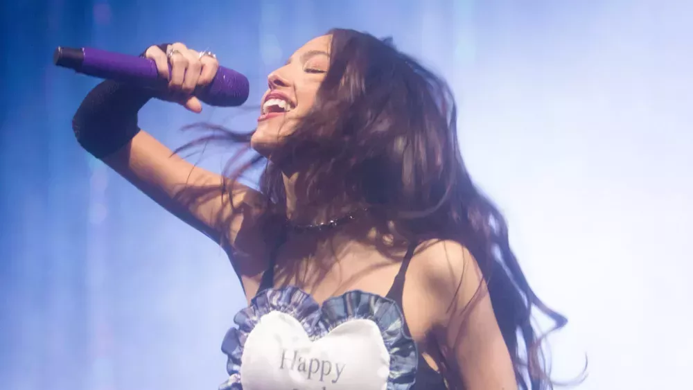 

	
		Olivia Rodrigo sorprende a los fieles de 'Sour' con un show triunfal en Radio City: Reseña del concierto
	
	