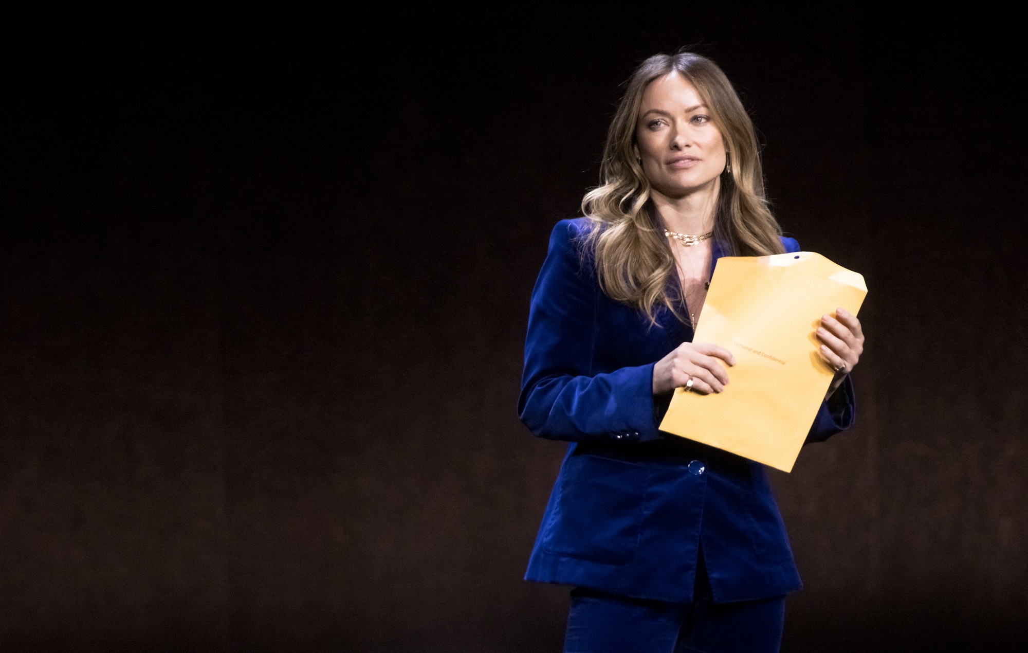 Olivia Wilde recibe los papeles de la custodia de Jason Sudeikis en la CinemaCon