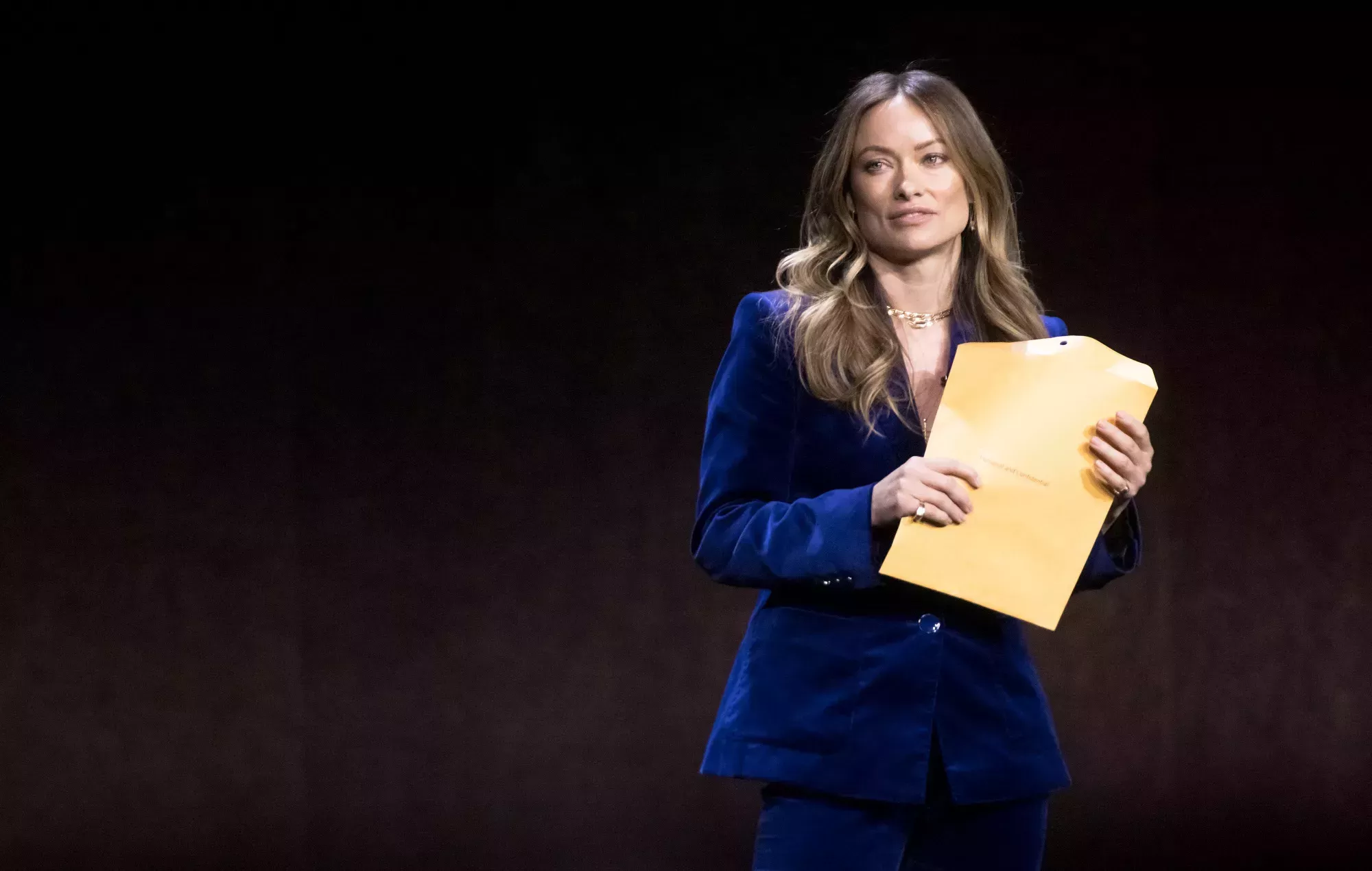 Olivia Wilde recibe los papeles de la custodia de Jason Sudeikis en la CinemaCon
