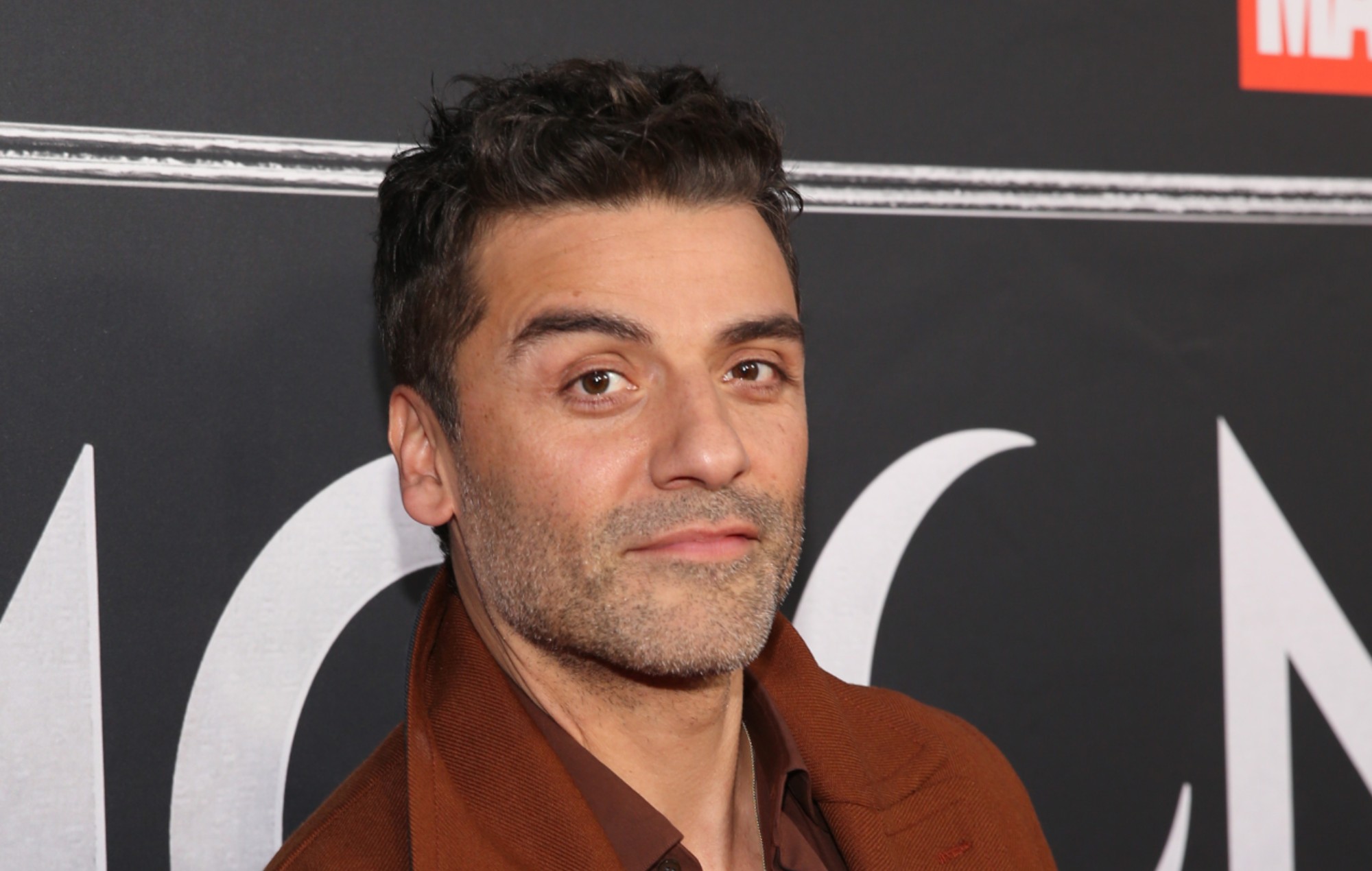 Oscar Isaac asiste a la fiesta de visualización de 'RuPaul's Drag Race' en un bar gay de Nueva York