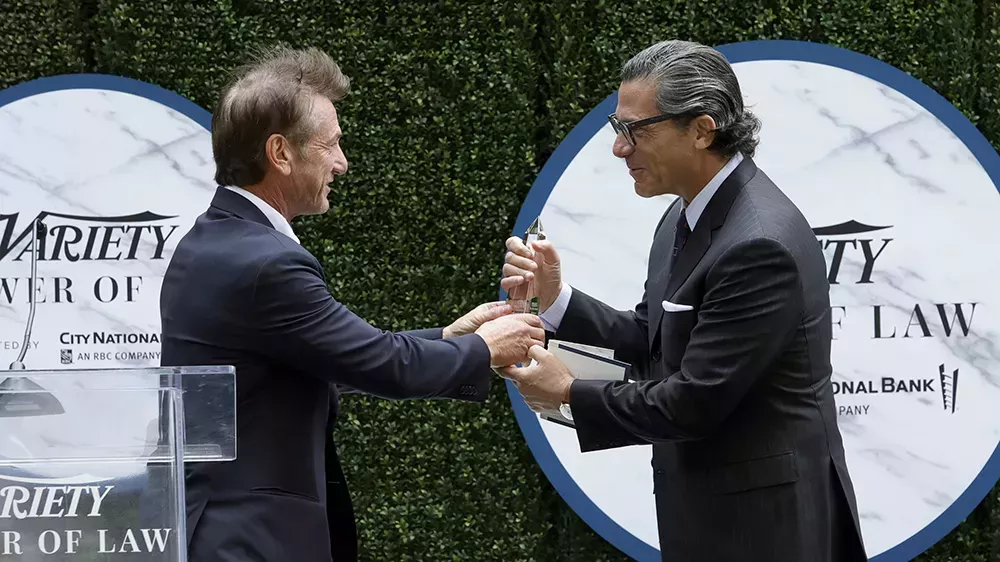 Sean Penn saluda al abogado Mathew Rosengart con el premio Variety al Poder de la Ley: