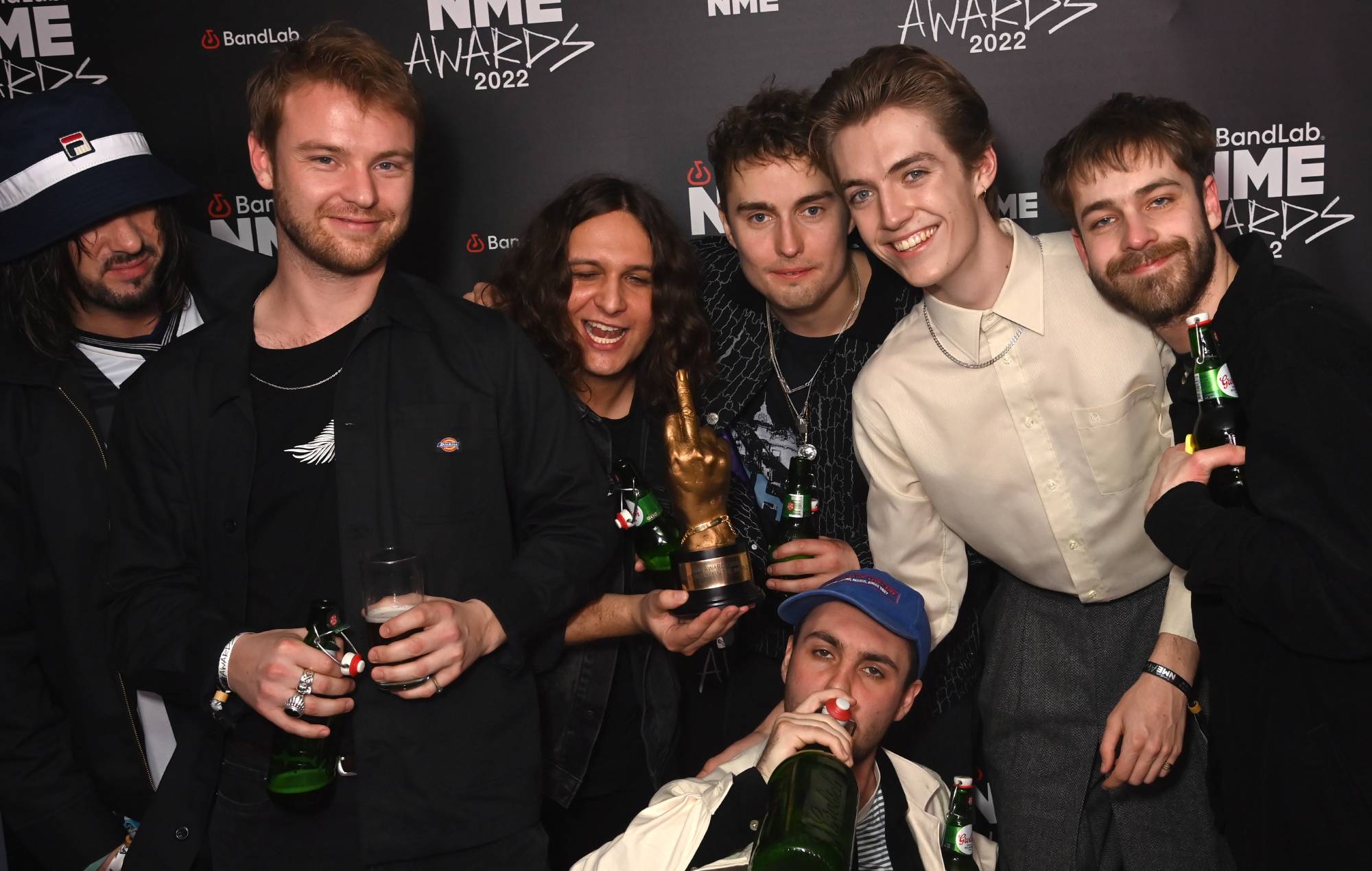 Vea a Francis Bourgeois haciendo un tailwhip durante el show de Sam Fender en Wembley