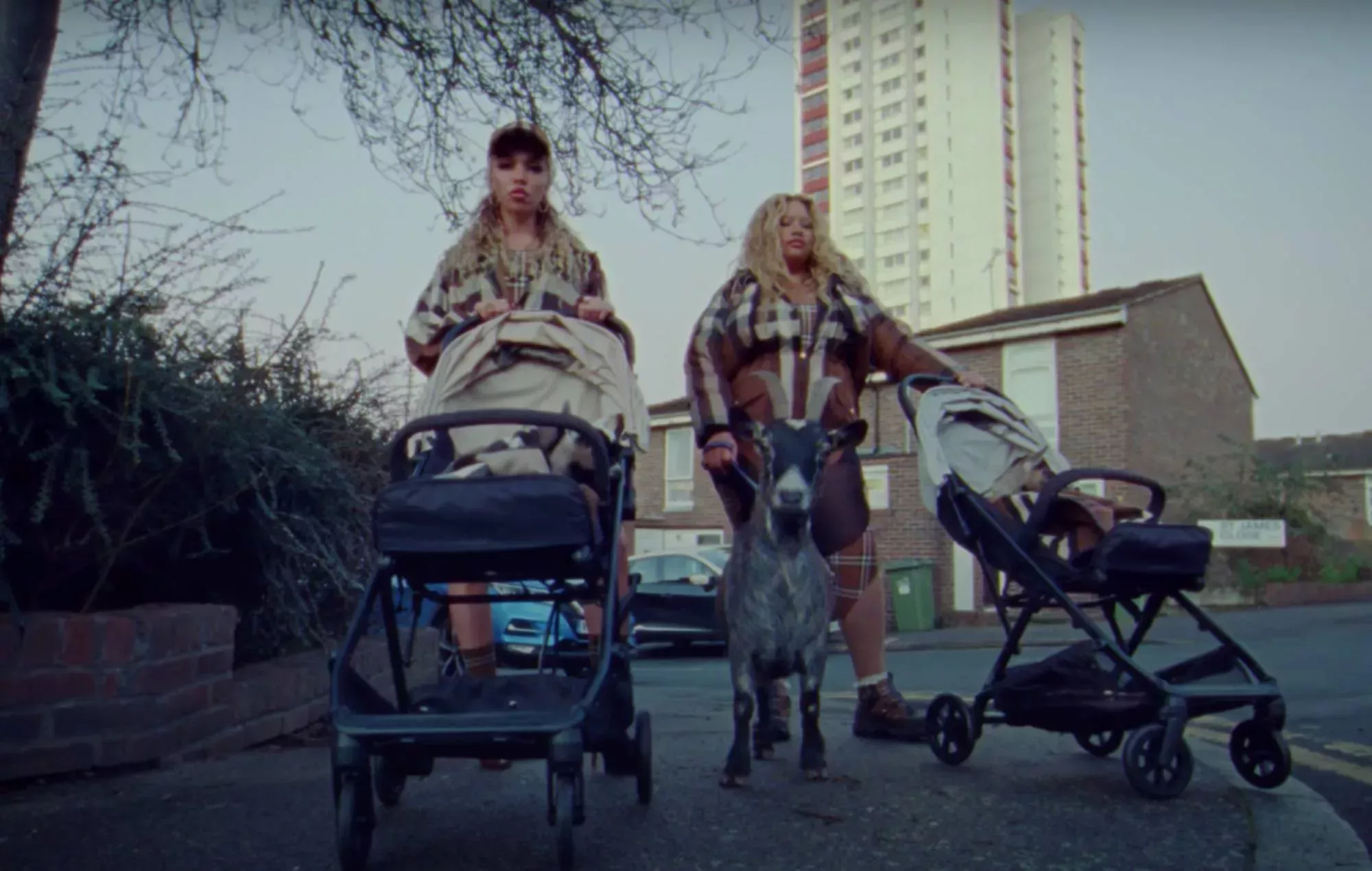 Ver el vídeo de 'Papi Bones' de FKA Twigs y Shygirl