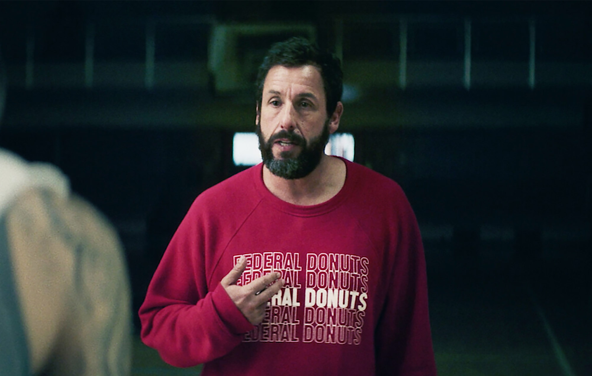 Adam Sandler otea a los 76ers en el tráiler de 'Hustle'