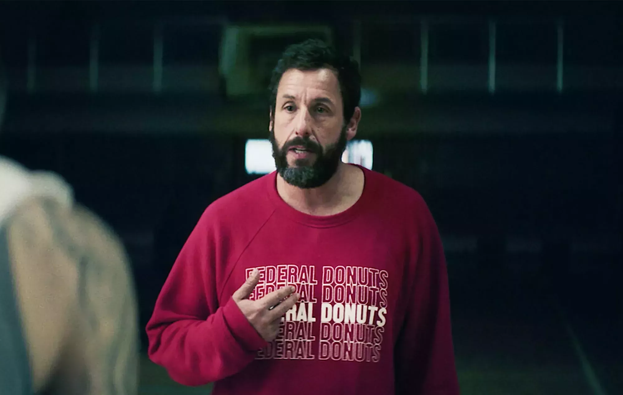 Adam Sandler otea a los 76ers en el tráiler de 'Hustle'