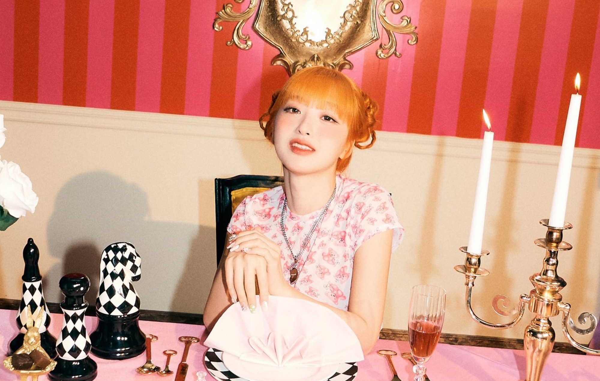 Adora presenta el caprichoso vídeo musical de su nuevo single "Trouble? VIAJE".