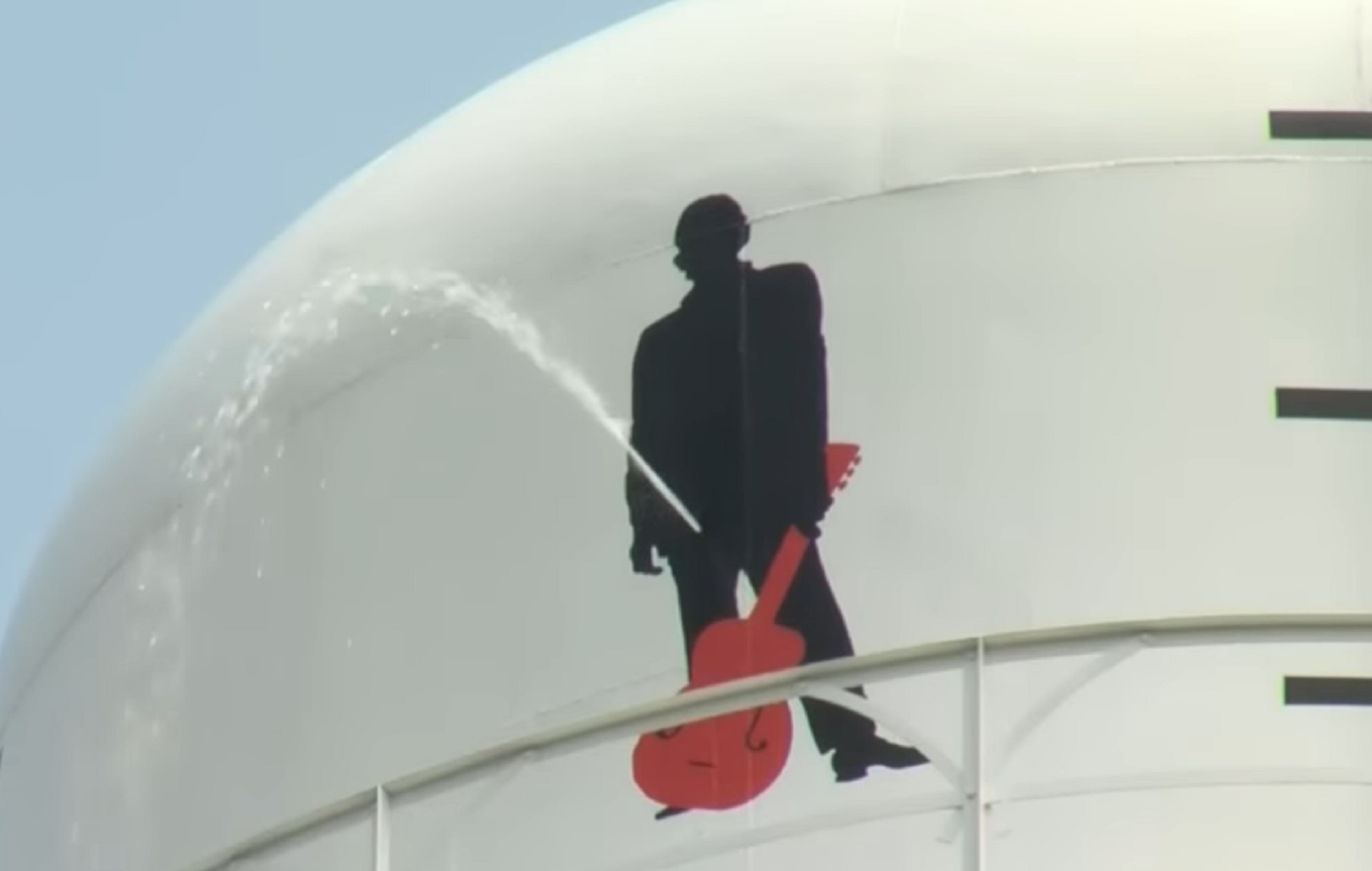 Detenido un hombre por grabar un homenaje a Johnny Cash para que parezca que está orinando