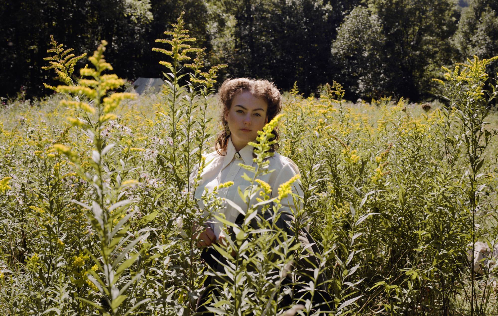 Escucha el nuevo y resistente single de Angel Olsen 'Through The Fires'