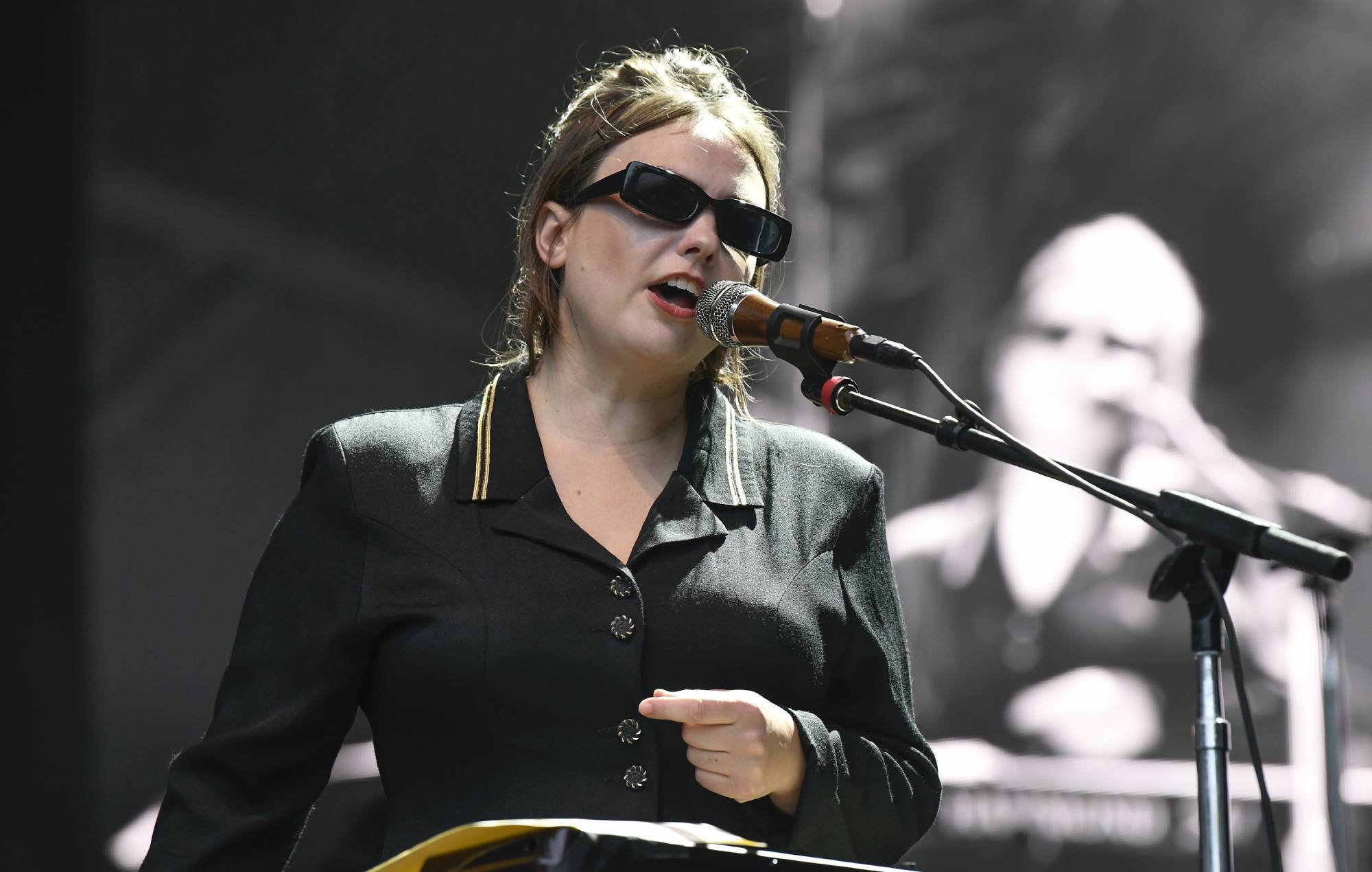 Escucha la versión de Angel Olsen de 'One Too Many Mornings' de Bob Dylan