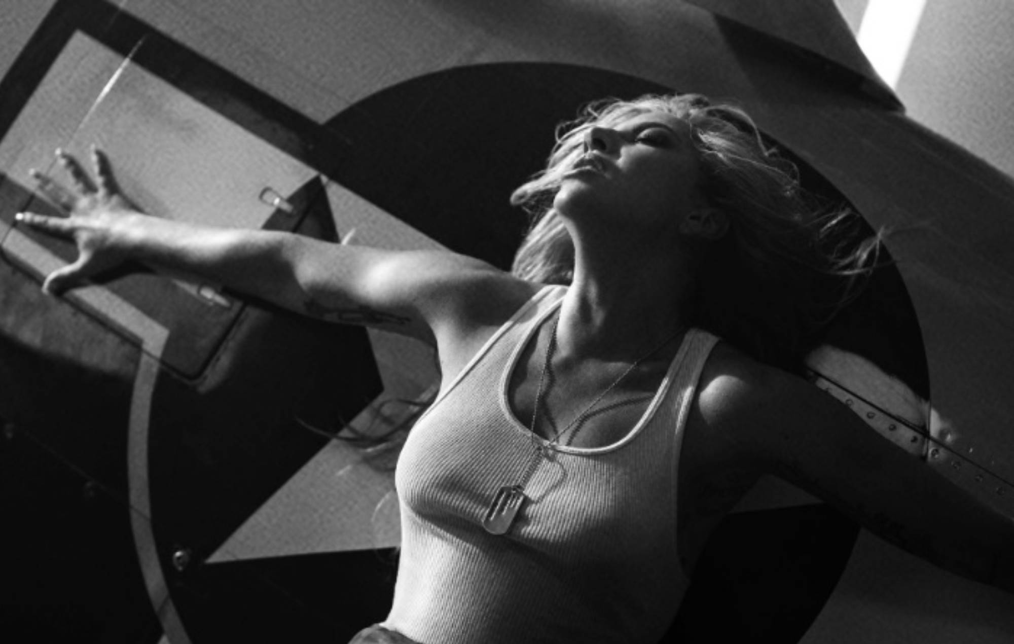 Escucha un fragmento del tema de Lady Gaga 'Top Gun: Maverick', "Hold My Hand".