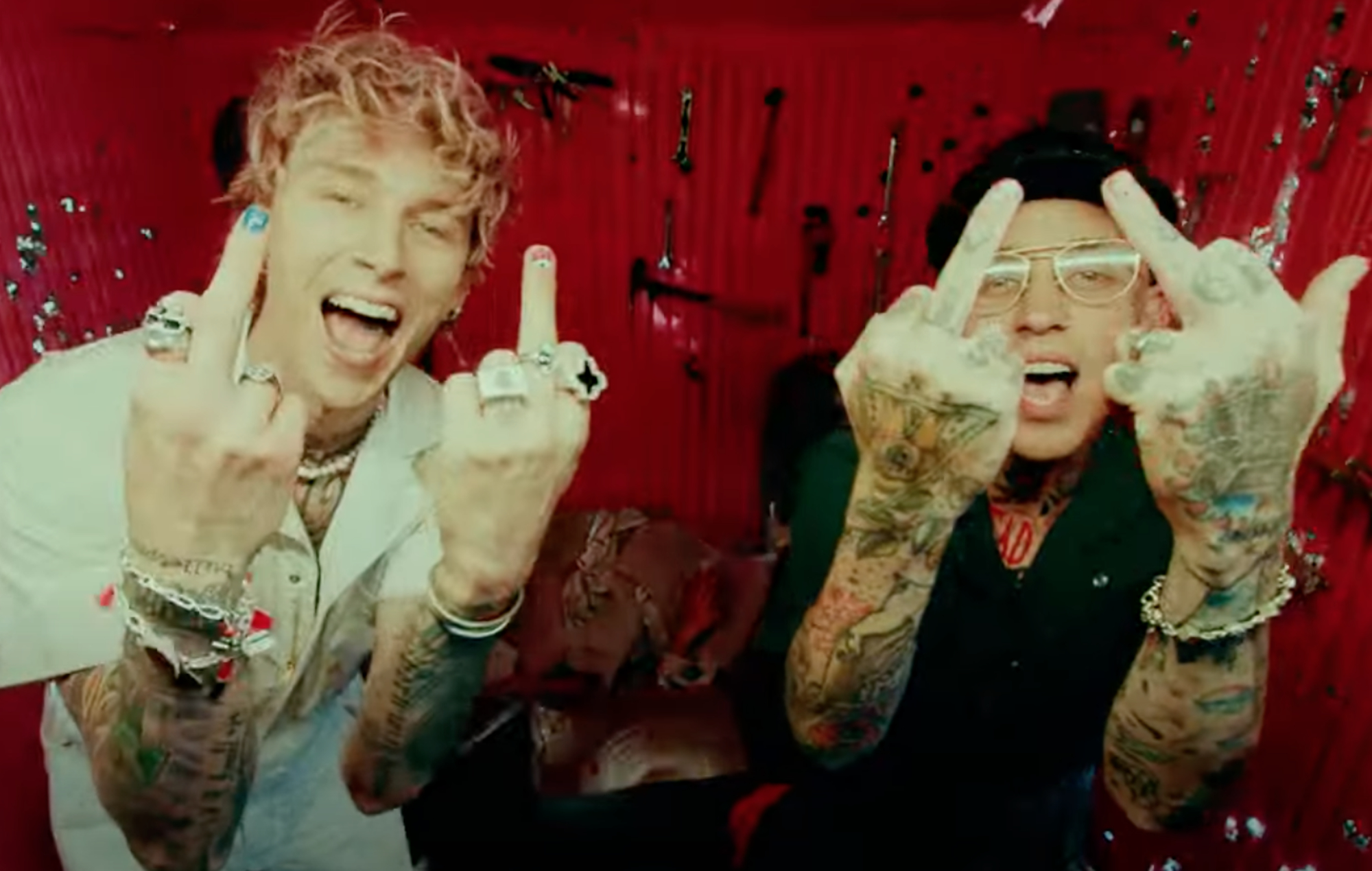 Machine Gun Kelly se une a Blackbear en su nuevo himno de ruptura 'GFY'