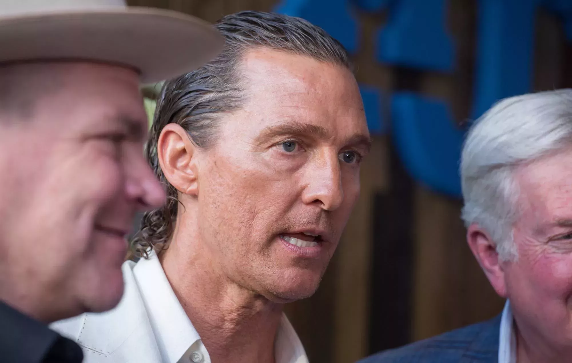 Matthew McConaughey visita su ciudad natal de Uvalde tras el tiroteo en una escuela