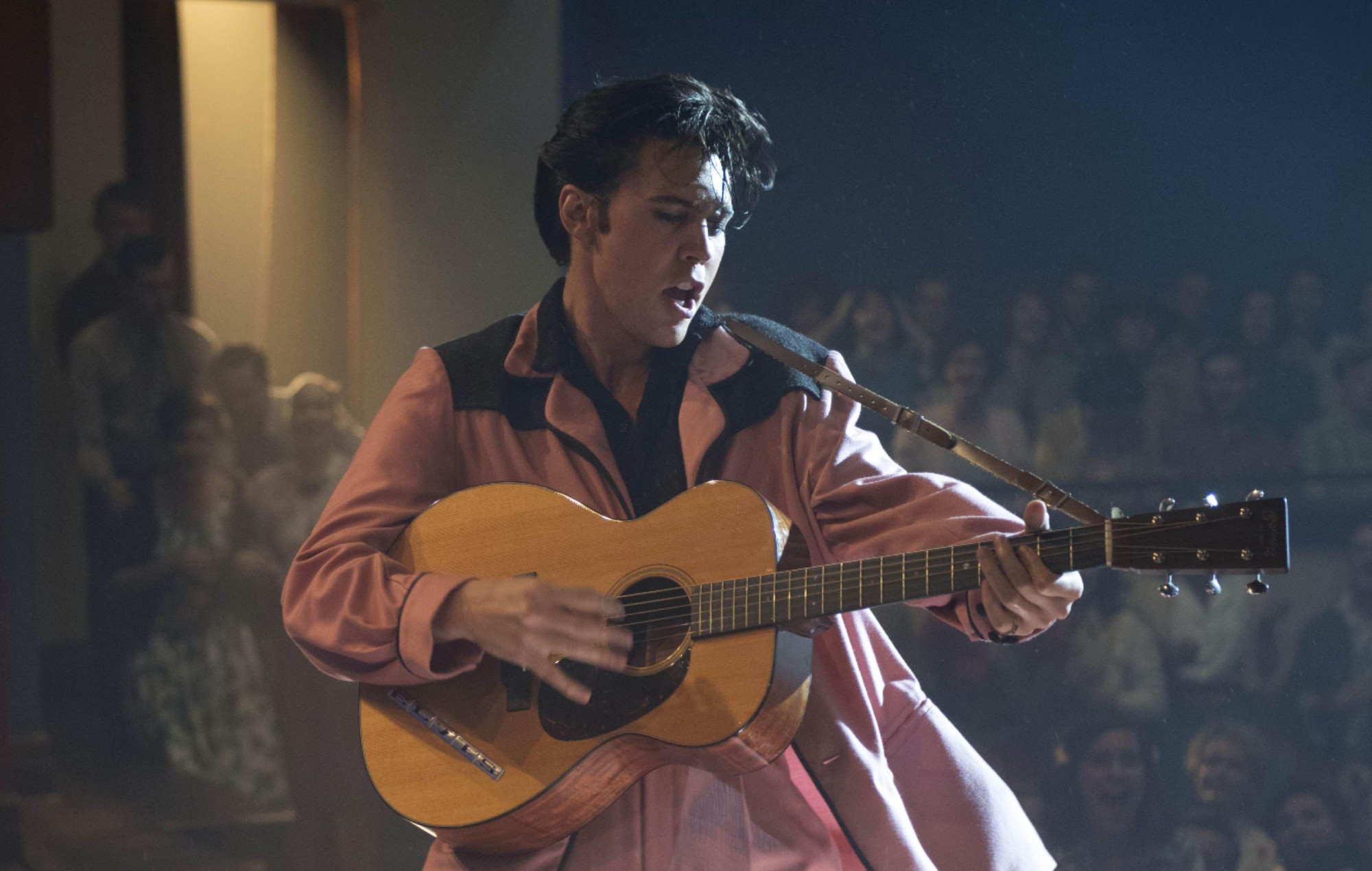Mira cómo Austin Butler se transforma en Elvis Presley en el nuevo clip de la película biográfica de Baz Luhrmann