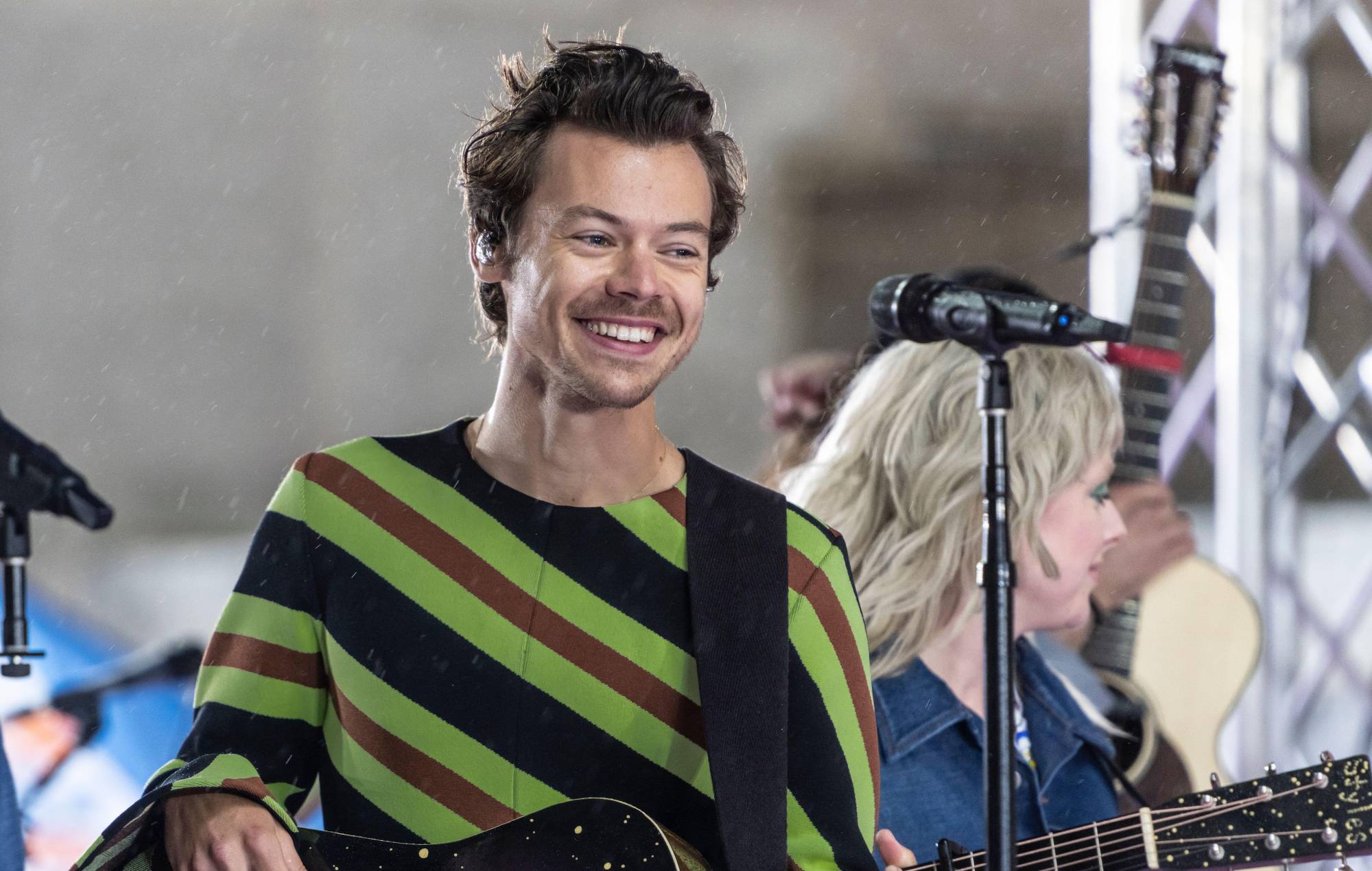 Mira cómo Harry Styles lee 'In Every House On Every Street' para 'Bedtime Stories' de CBeebies